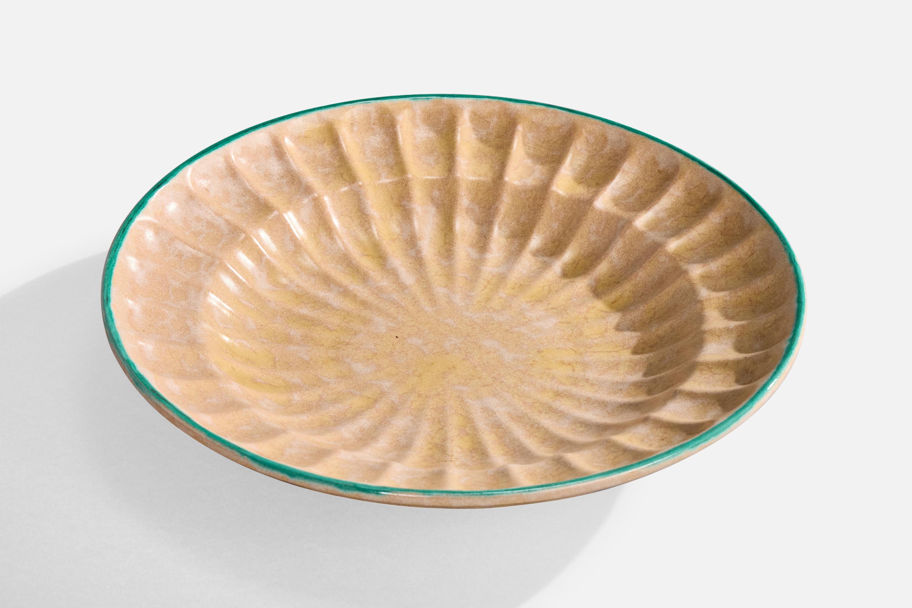 Plat ou bol en faïence émaillée verte et beige, conçu et produit par Upsala Ekeby, Suède, années 1930.

Dimensions globales (pouces) : 2.375 