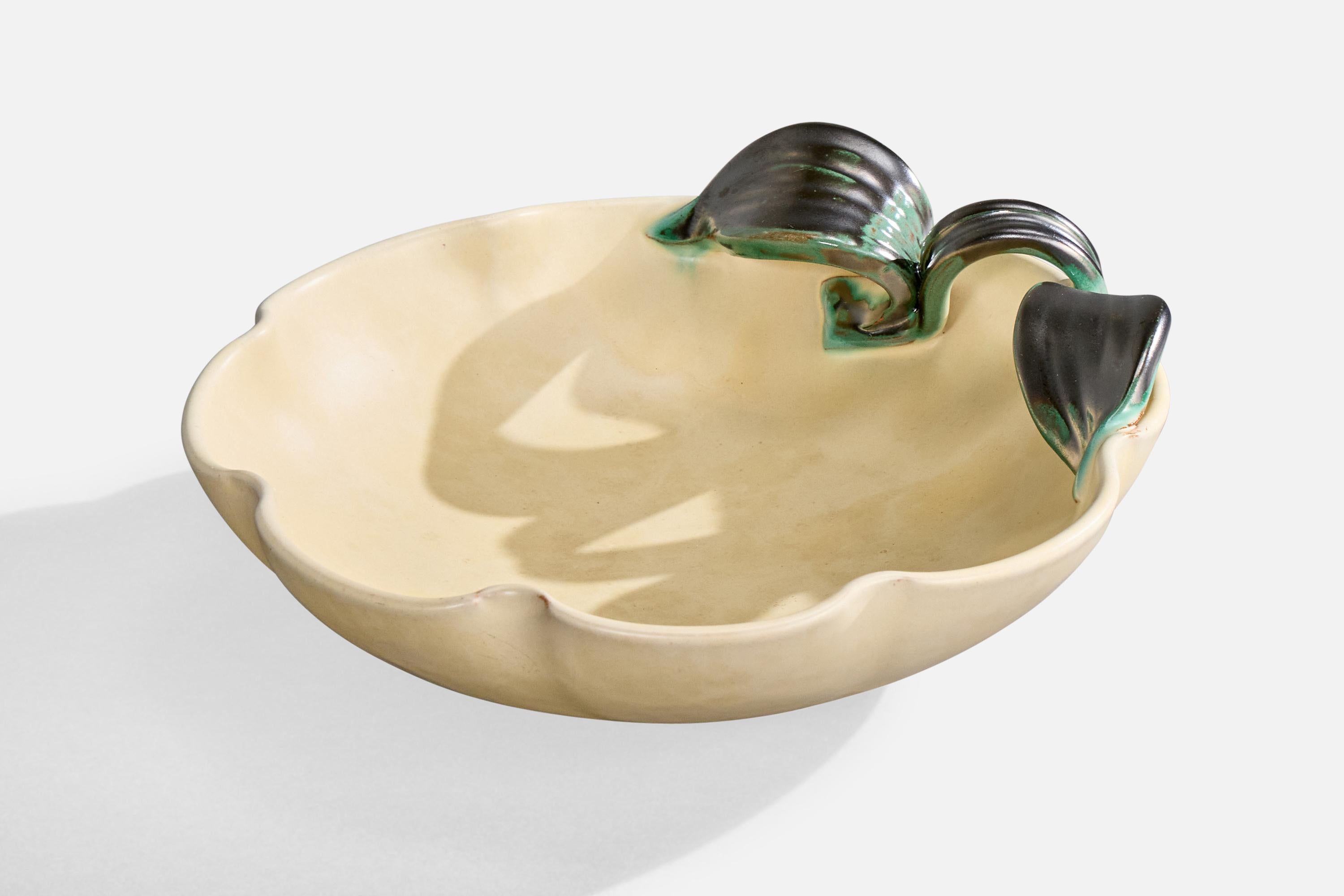 Grün und beige glasierte Schale aus Steingut, entworfen und hergestellt von Upsala Ekeby, Schweden, 
1930s.

Gesamtabmessungen (Zoll): 3,3 