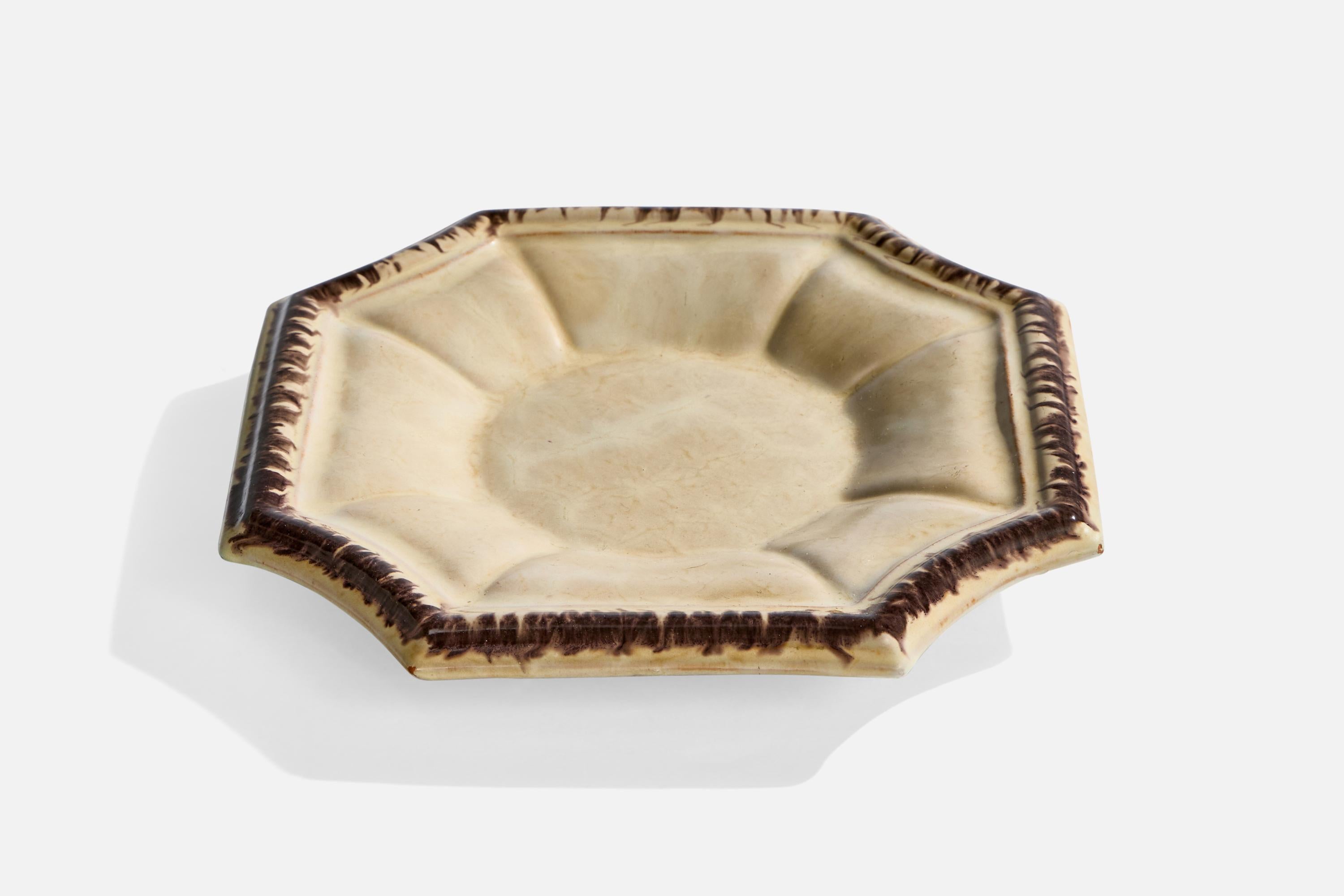 Piatto in terracotta smaltata beige e marrone prodotto da Upsala Ekeby, Svezia, anni '30 circa.

Dimensioni complessive (pollici): 1,125 