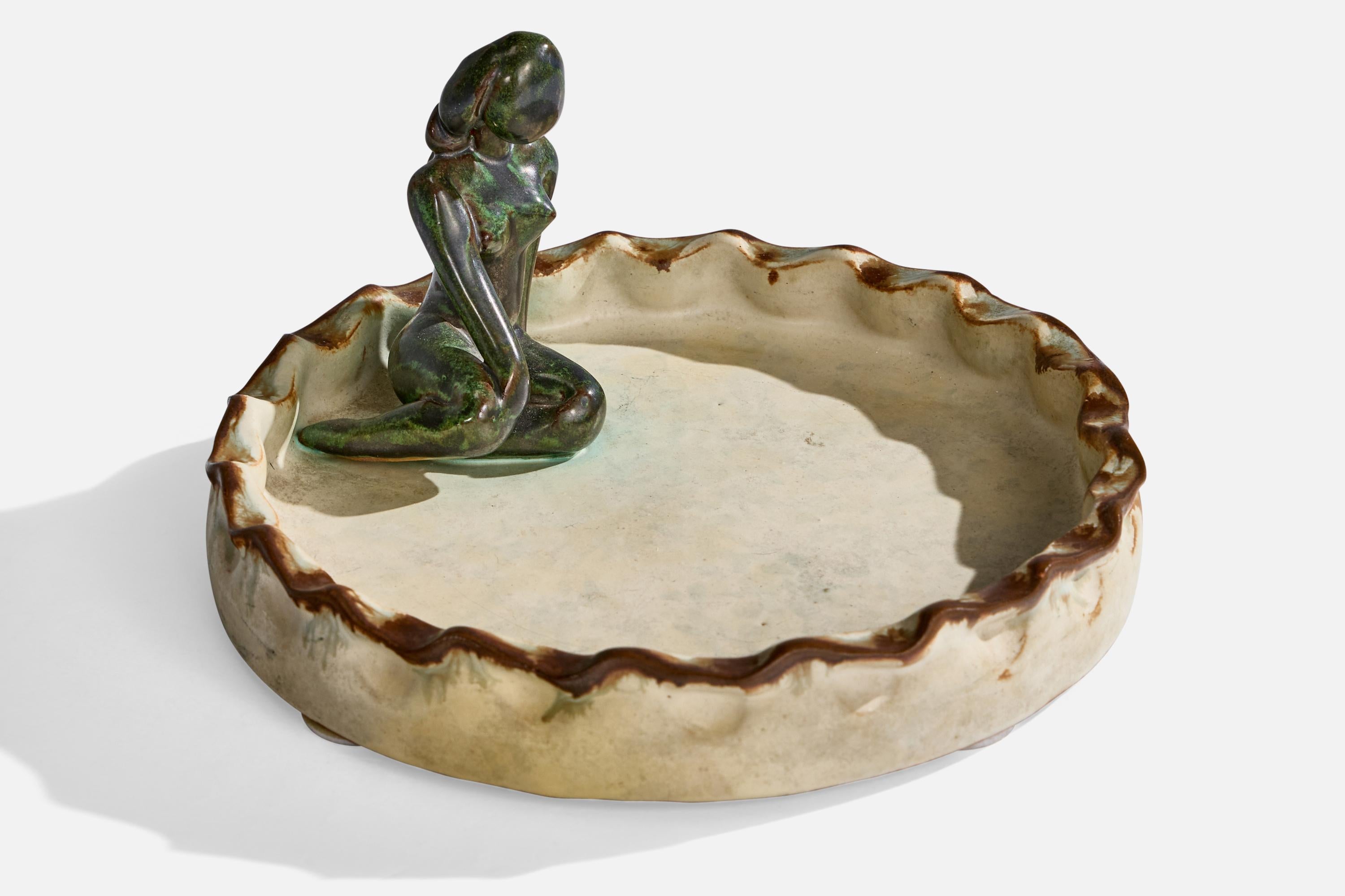Plat en faïence blanc crème et laqué vert, conçu et produit en Suède, vers les années 1930.

Dimensions globales (pouces) : 4.25