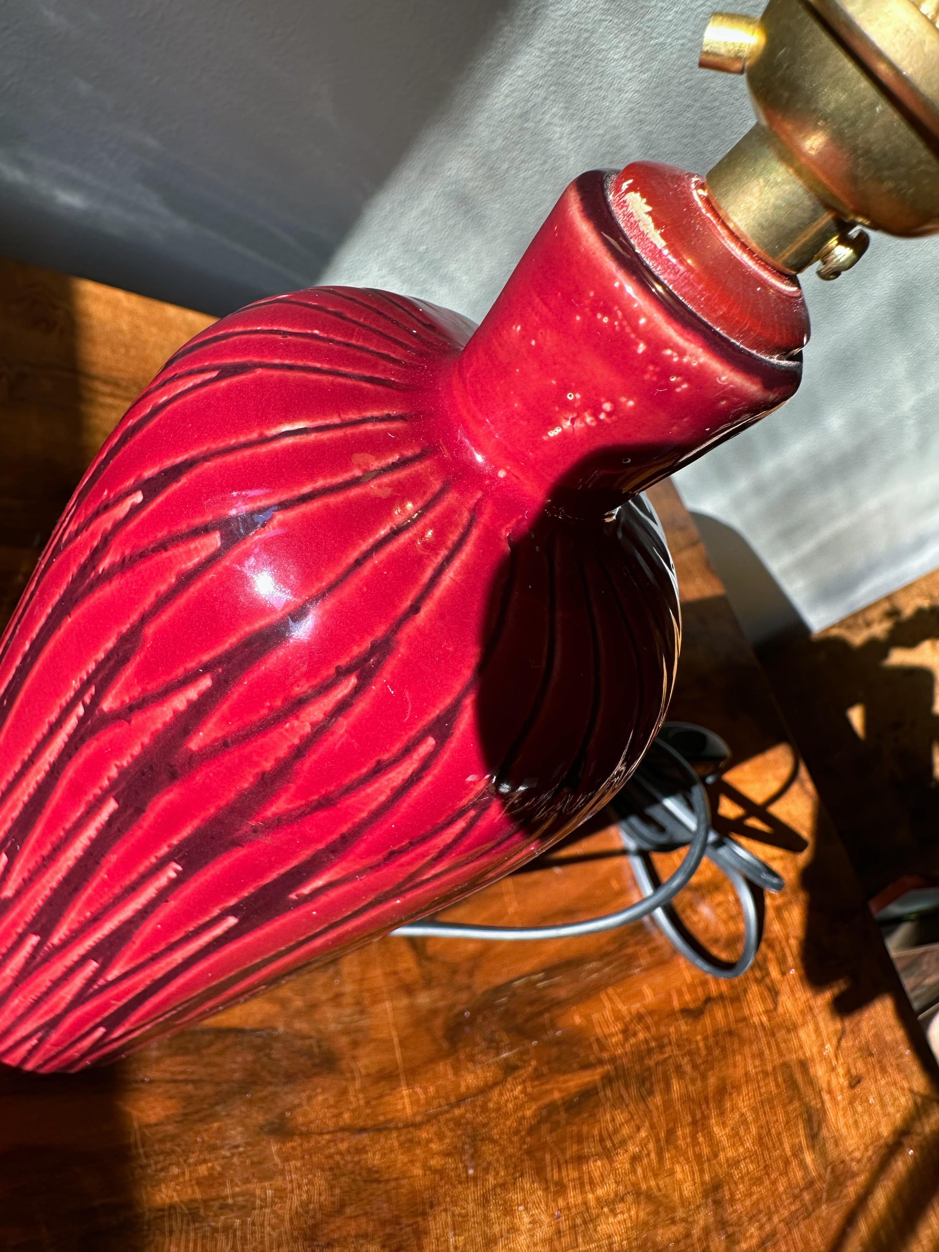 Upsala-Ekeby Earthenware Table Lamp TOKYO in red by Mari Simmulson. 1960s. For Sale 4