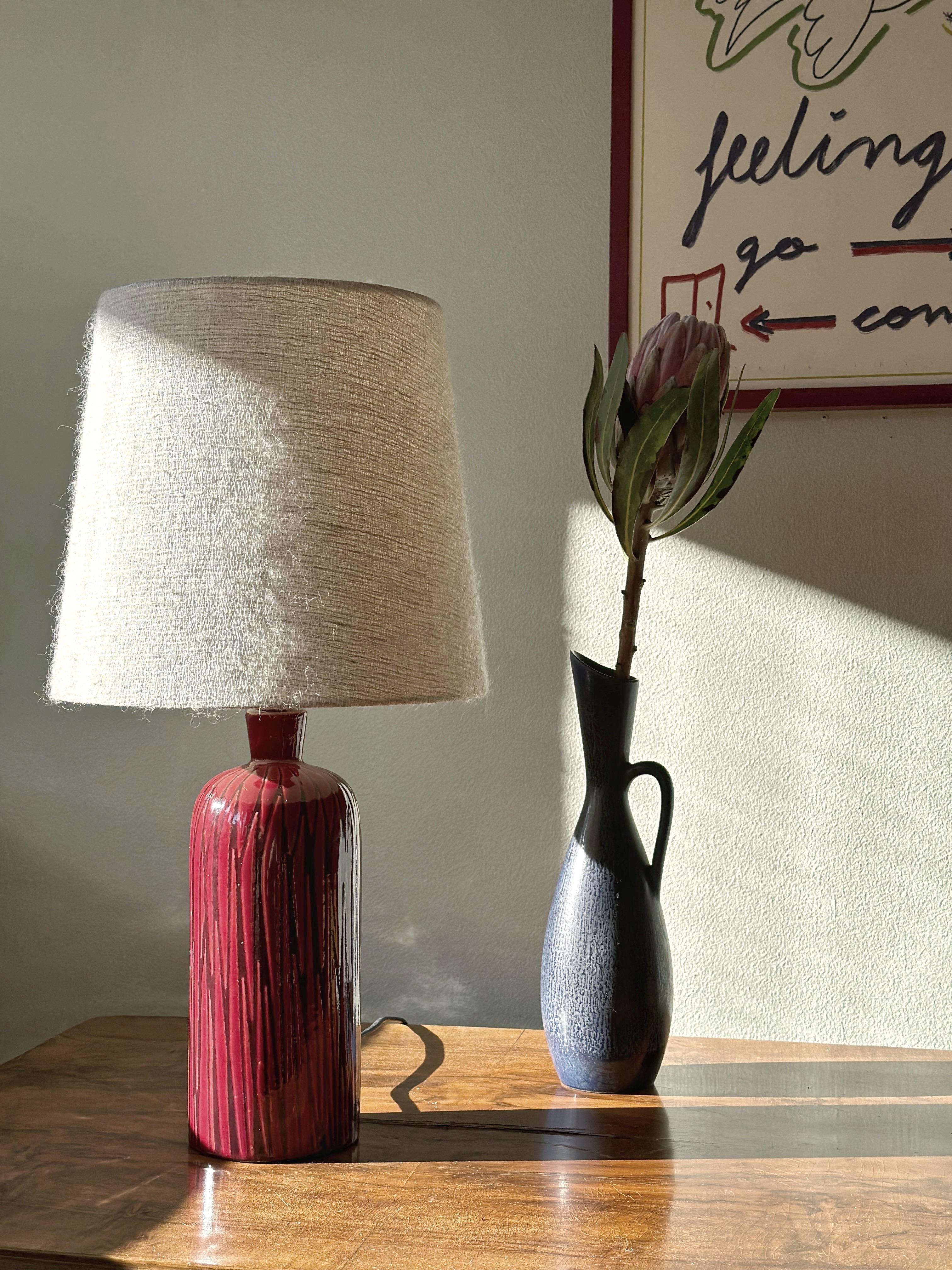 Mid-Century Modern Upsala-Ekeby Earthenware Table Lamp TOKYO in red by Mari Simmulson. 1960s. For Sale
