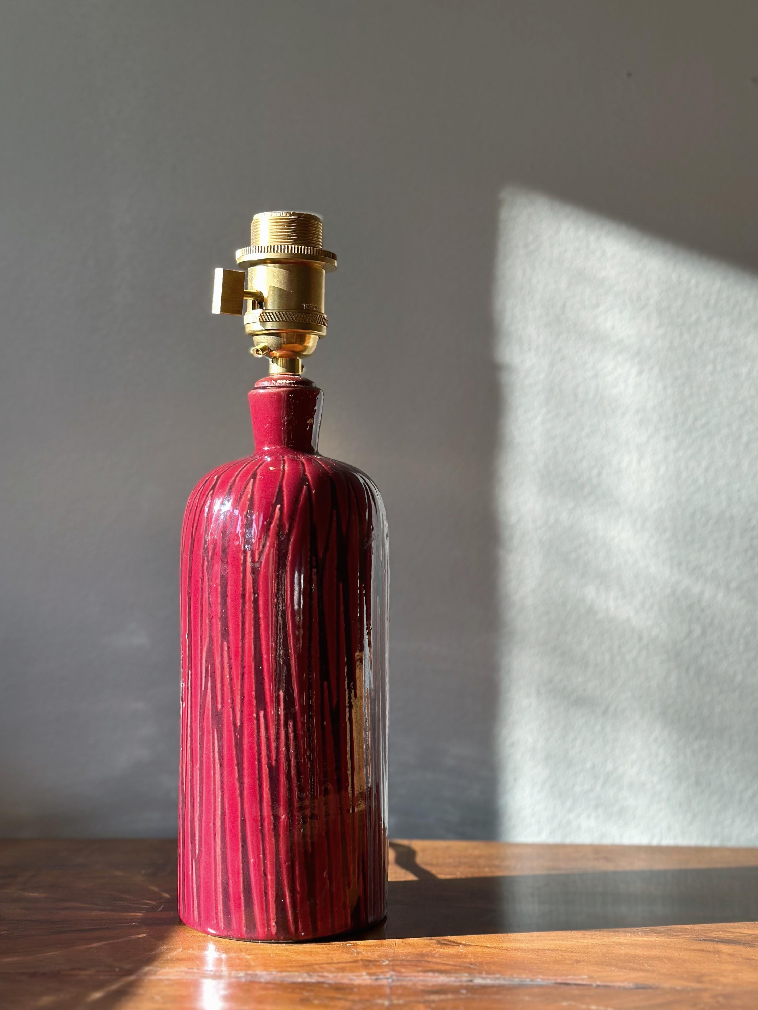 Upsala-Ekeby Earthenware Table Lamp TOKYO in red by Mari Simmulson. 1960s. In Good Condition For Sale In Bromma, SE