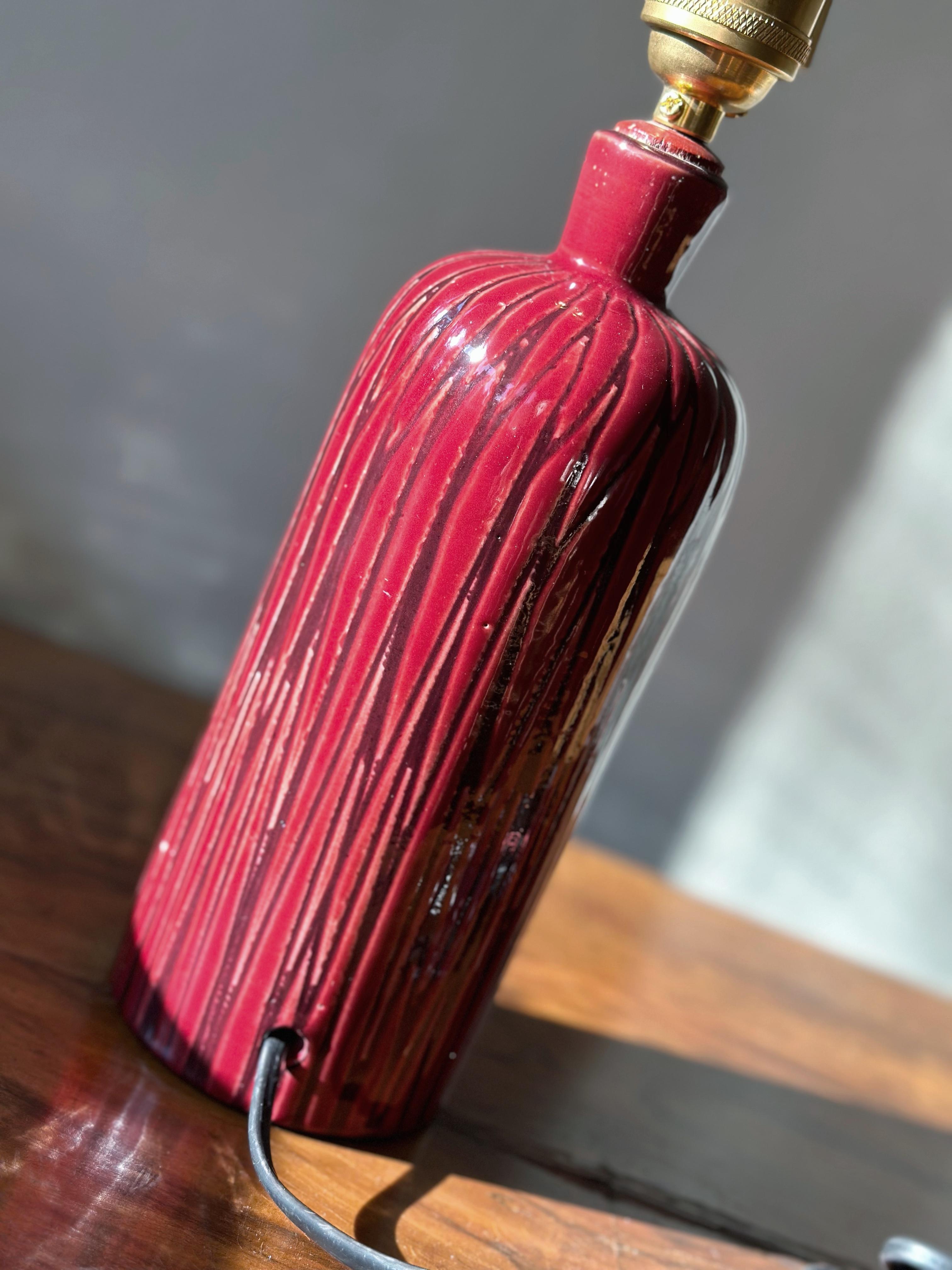 Mid-20th Century Upsala-Ekeby Earthenware Table Lamp TOKYO in red by Mari Simmulson. 1960s. For Sale