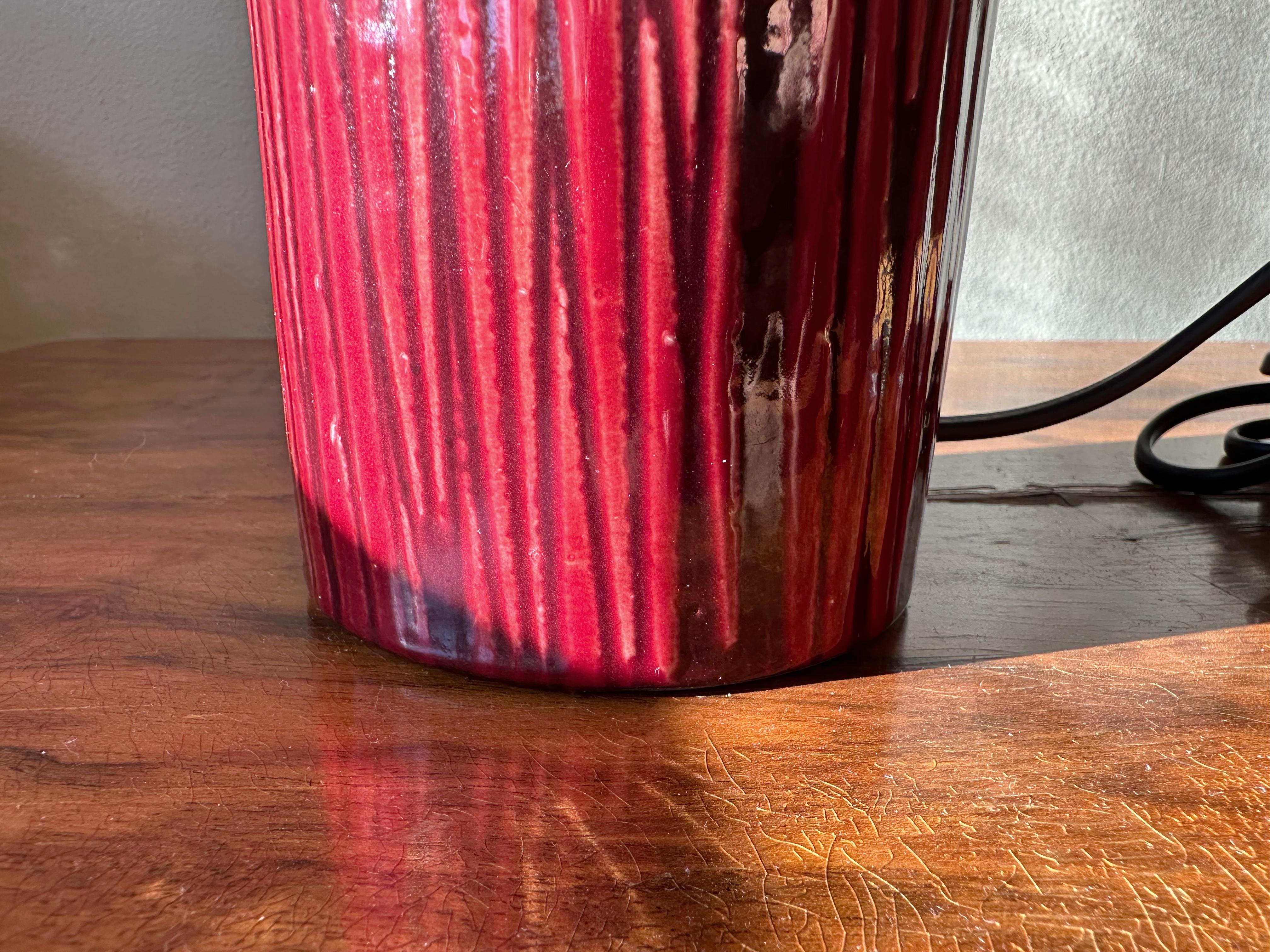 Upsala-Ekeby Earthenware Table Lamp TOKYO in red by Mari Simmulson. 1960s. For Sale 2