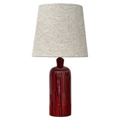 Lampada da tavolo in terracotta Upsala Ekeby TOKYO in rosso di Mari Simmulson. 1960s.