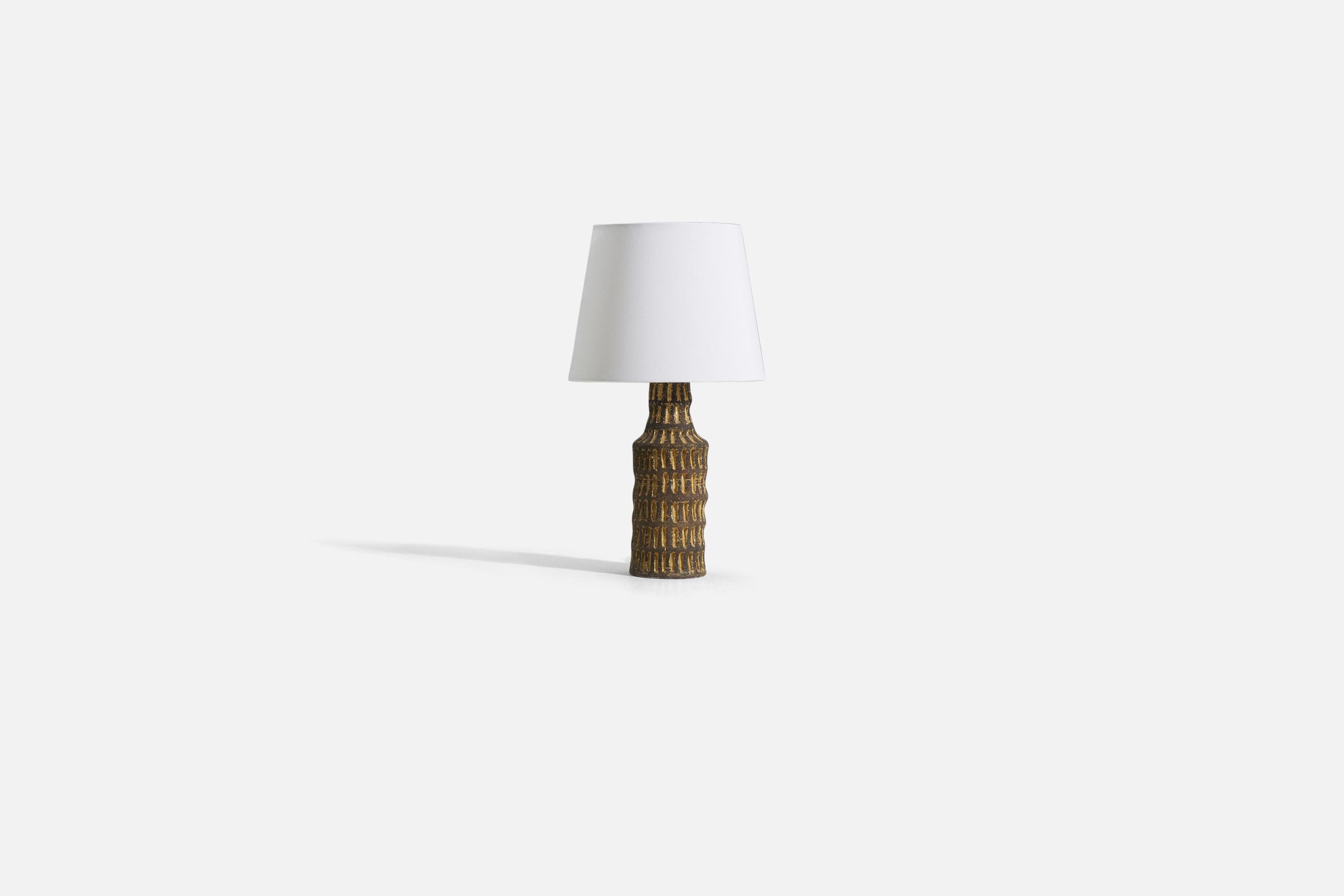 Une lampe de table moderniste précoce en faïence avec des détails incisés par Upsala-Ekeby, Suède, années 1930. 

Les mesures indiquées sont celles de la lampe elle-même. Vendu sans abat-jour.
Pour référence :
Dimensions de l'abat-jour (pouces)