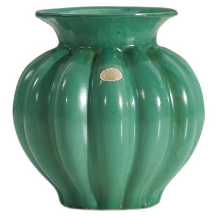 Upsala-Ekeby, geriffelte Vase, grün glasiertes Steingut, Schweden, 1940er Jahre