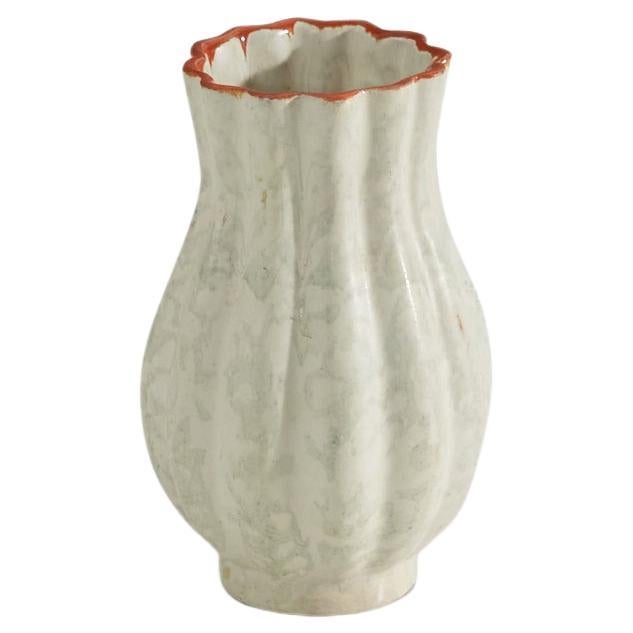 Vase cannelé Upsala-Ekeby, faïence blanche et émaillée orange, Suède, années 1940