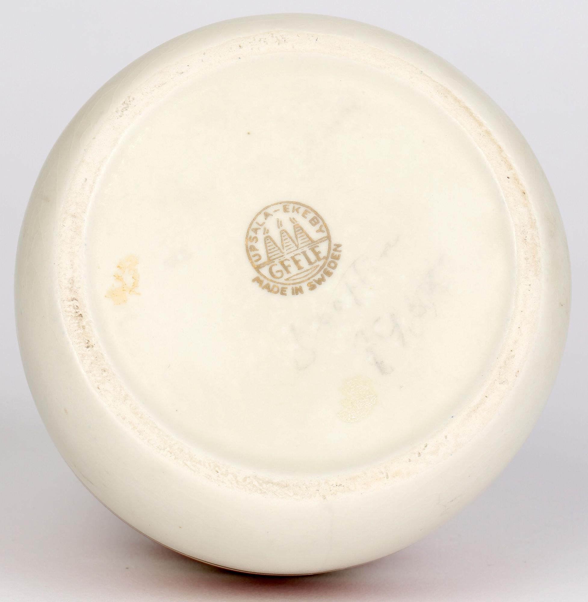 Un vase inhabituel en poterie suédoise Art Déco décoré d'un motif linéaire marqué Upsala-Ekeby Gefle et indistinctement et faiblement signé et daté, probablement 1937. Le vase, légèrement en pot, a une forme simple de dôme arrondi avec un col étroit