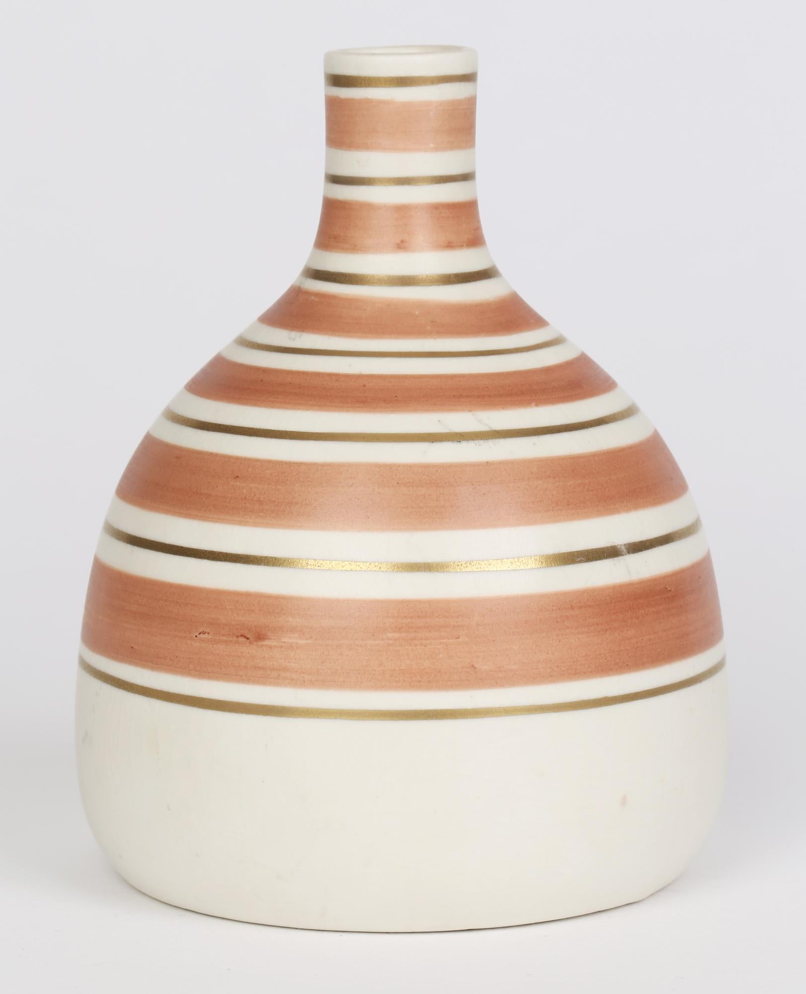 Peint à la main Vase en poterie d'art Art Déco à motif linéaire Upsala-Ekeby Gefle en vente