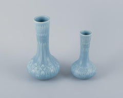 Upsala Ekeby/Gefle, Suède. Deux vases en céramique "Kairo" à glaçure bleu clair
