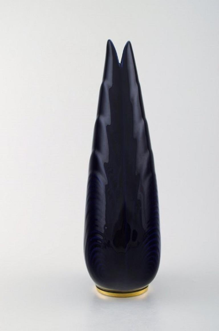 Upsala-Ekeby / Karlskrona. Ceramic Vase, navy blue glaze with gold decoration at the bottom. 
Clamshell shaped.
Stamped. Sweden 1960's.
In perfect condition.
Measures 29 cm. x 10 cm.