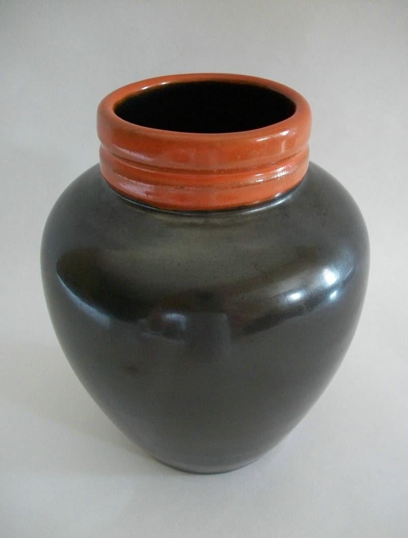 UPSALA EKEBY - Mid Century Studio Ceramic Vase - Sweden - Circa 1950 In Good Condition For Sale In Chatham, ON