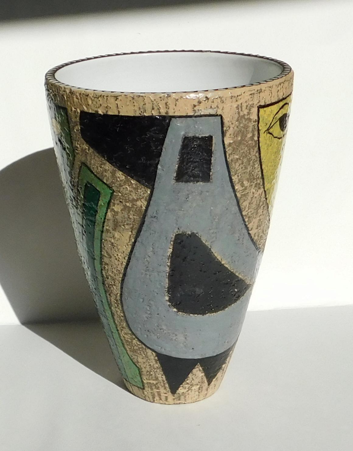Jarrón de cerámica sueca de mediados de siglo diseñado por Mari Simmulson. 
Decorado con un motivo geométrico figurado.
Fabricante: Upsala Ekeby. Altura:10 3/8 pulg., Diámetro: 7 1/4 pulg.
Muy buen estado vintage sin daños. 
Marcado en la base MS