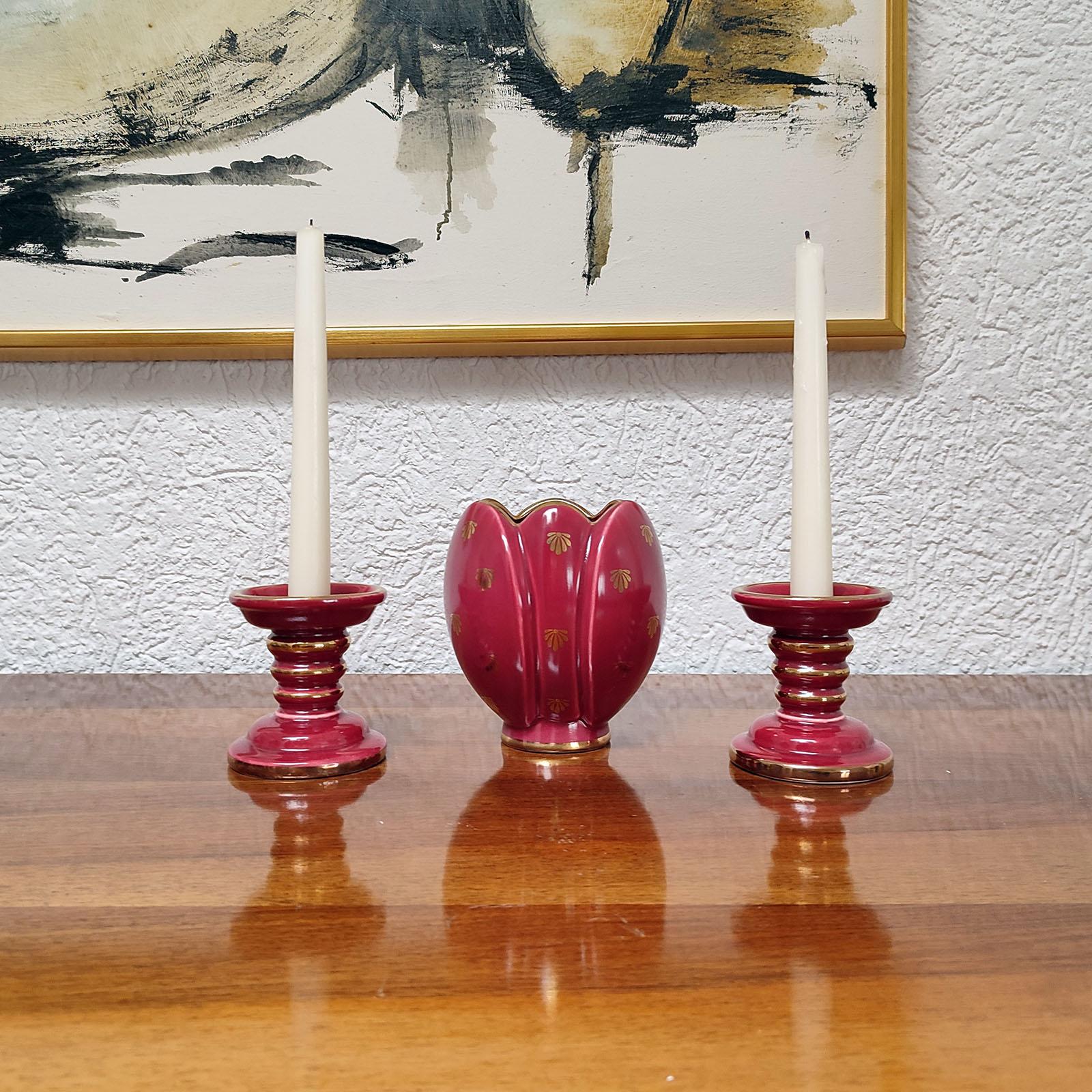 Rotes Rubin-Keramikset mit roter Glasur, vergoldet, Upsala-Ekeby, Gefle. Design Arthur Percy.
Bestehend aus einer Vase und einem Paar Kerzenhalter. Perfekter Zustand. Jeweils mit Herstellermarke auf der Unterseite gekennzeichnet. Vase mit