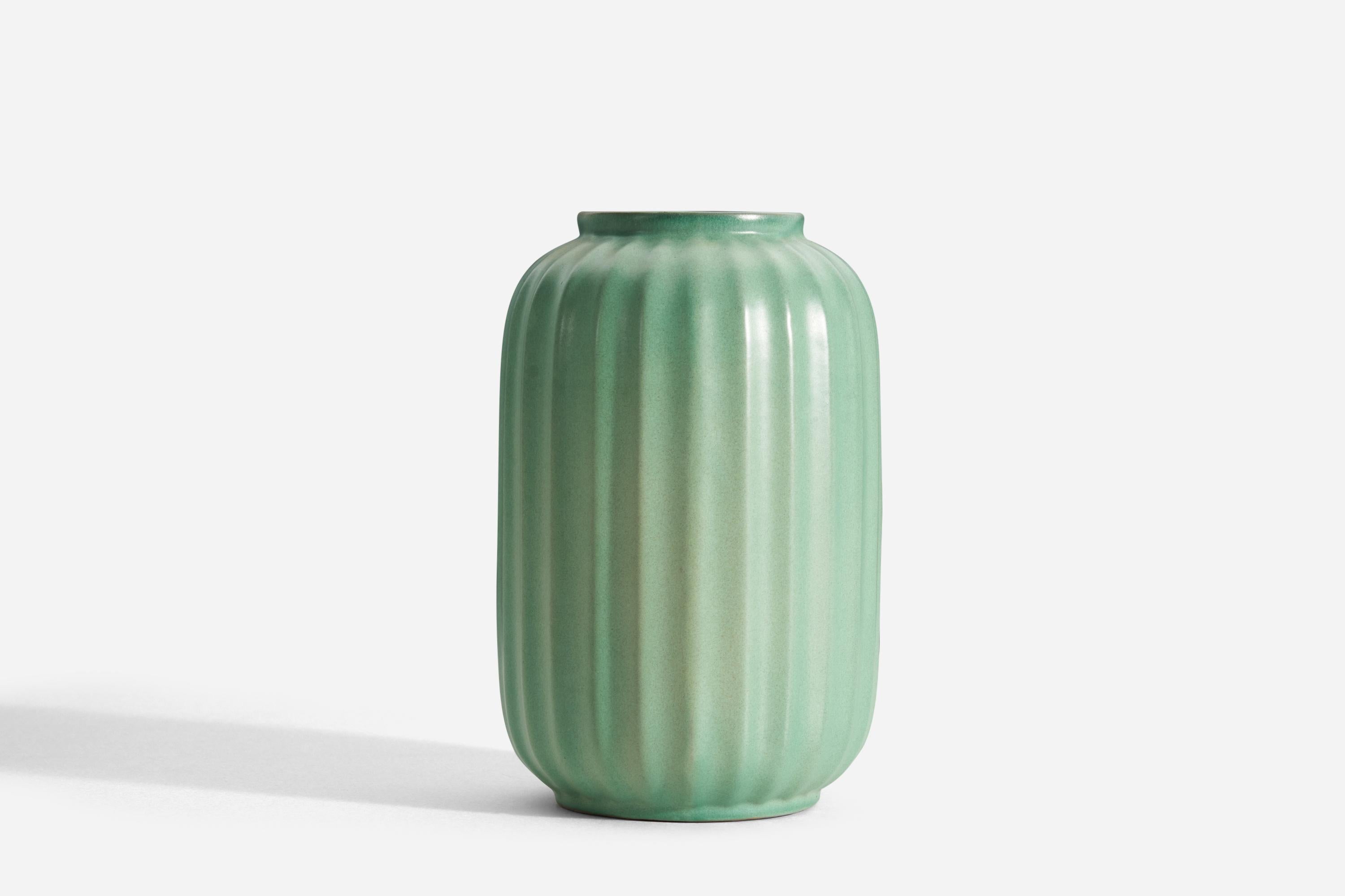 Upsala-Ekeby, vase cannelé de taille ajustable, faïence émaillée, Suède, années 1930 Bon état - En vente à High Point, NC