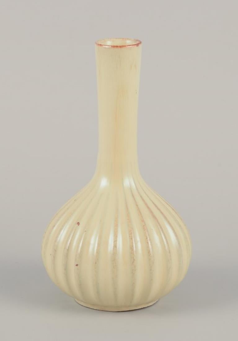 Upsala Ekeby, Svezia. Vaso in ceramica dalla forma rotonda e dal collo stretto.
Design a coste.
Metà del XX secolo.
Smaltato nei toni del giallo.
Condizioni perfette.
Non segnato.
Dimensioni: 16,0 cm x 9,0 cm.