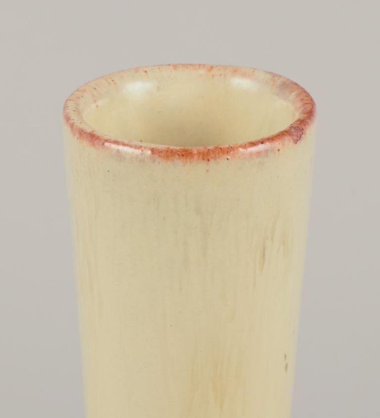 Scandinavo moderno Upsala Ekeby, Svezia. Vaso in ceramica dalla forma rotonda e dal collo stretto. in vendita
