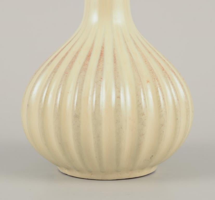 Smaltato Upsala Ekeby, Svezia. Vaso in ceramica dalla forma rotonda e dal collo stretto. in vendita