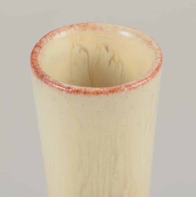 Upsala Ekeby, Svezia. Vaso in ceramica dalla forma rotonda e dal collo stretto. In condizioni ottime in vendita a Copenhagen, DK