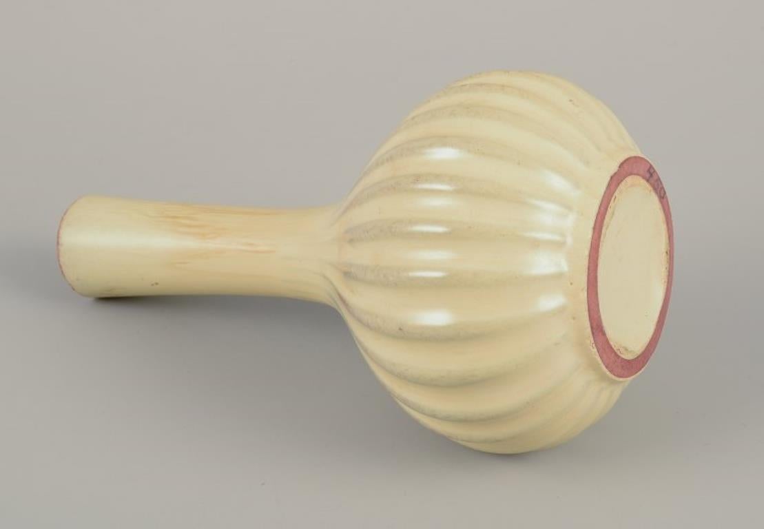 XX secolo Upsala Ekeby, Svezia. Vaso in ceramica dalla forma rotonda e dal collo stretto. in vendita