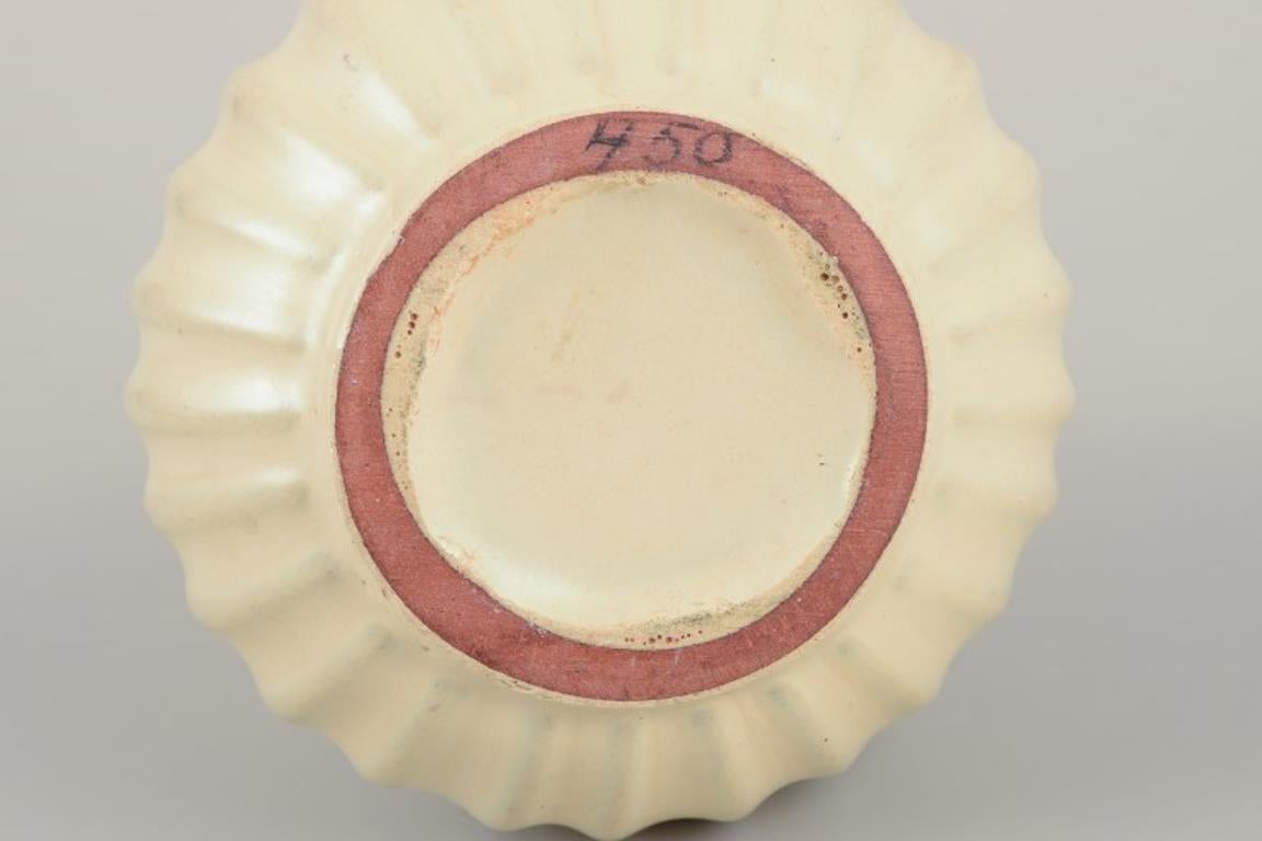 Ceramica Upsala Ekeby, Svezia. Vaso in ceramica dalla forma rotonda e dal collo stretto. in vendita