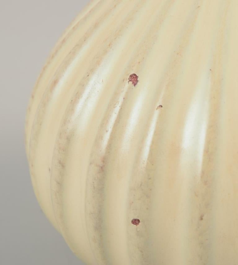 Upsala Ekeby, Svezia. Vaso in ceramica dalla forma rotonda e dal collo stretto. in vendita 1