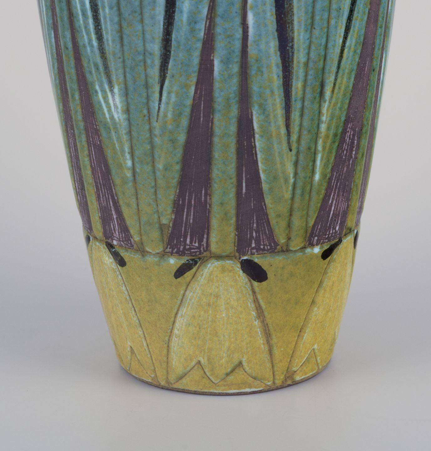 Scandinavo moderno Upsala Ekeby, Svezia. Vaso in ceramica con smalto policromo. Motivi floreali. in vendita