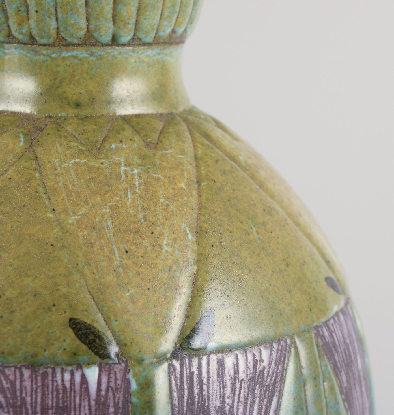 XX secolo Upsala Ekeby, Svezia. Vaso in ceramica con smalto policromo. Motivi floreali. in vendita