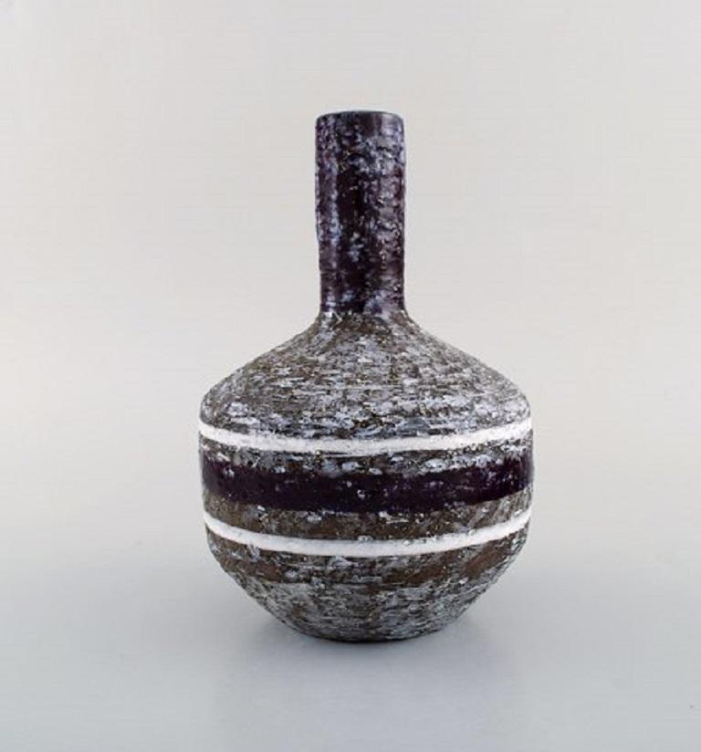 Upsala-Ekeby, Sweden. Vase with a narrow neck in glazed ceramics, 1960s.
In very good condition.
Measures: 19 x 13 cm.
Stamped.