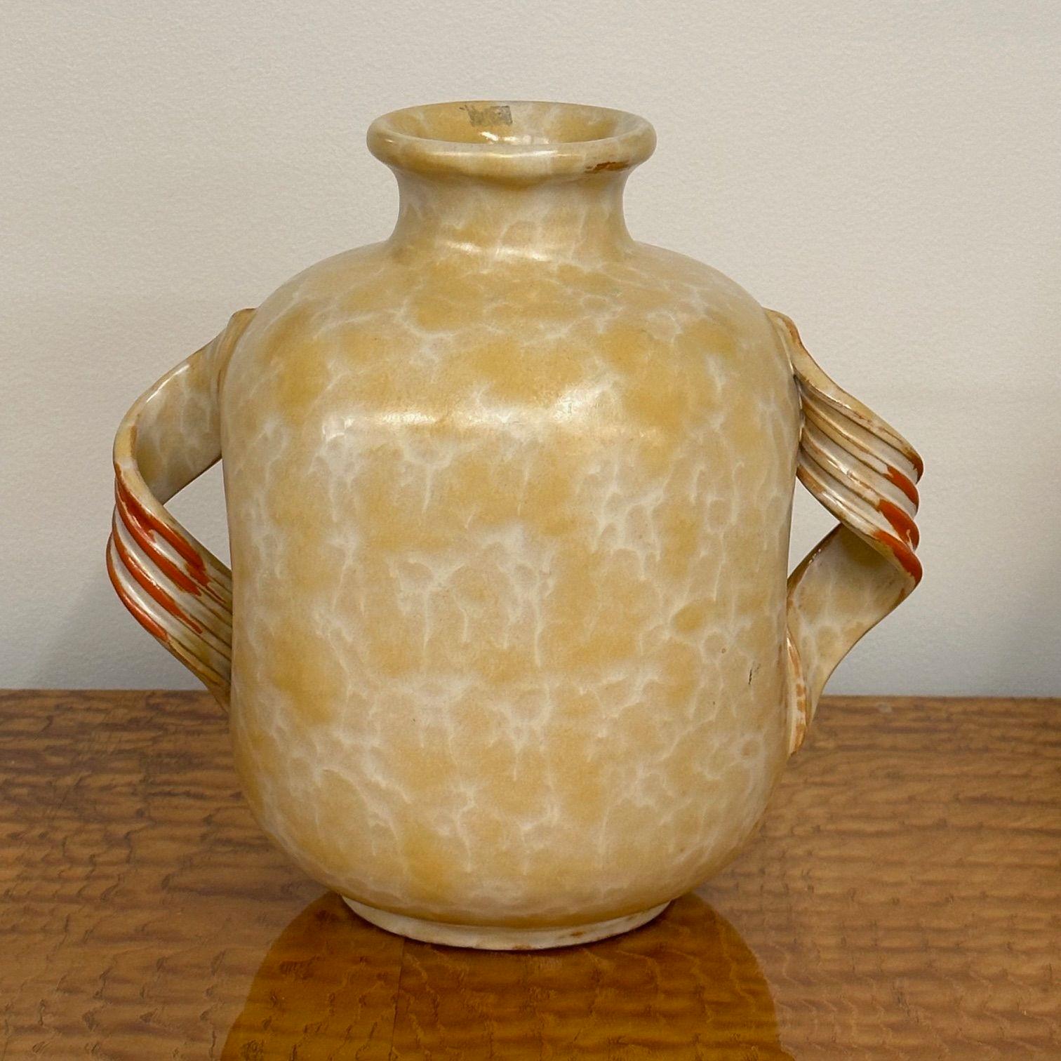Upsala Ekeby, schwedische Moderne der Jahrhundertmitte, beigefarbene Keramikvase, Gefäß oder Urne, Schweden, 1930er Jahre

Eine beige und orange glasierte Keramikvase, entworfen und hergestellt von Upsala Ekeby in Schweden um 1930. Das Werk weist