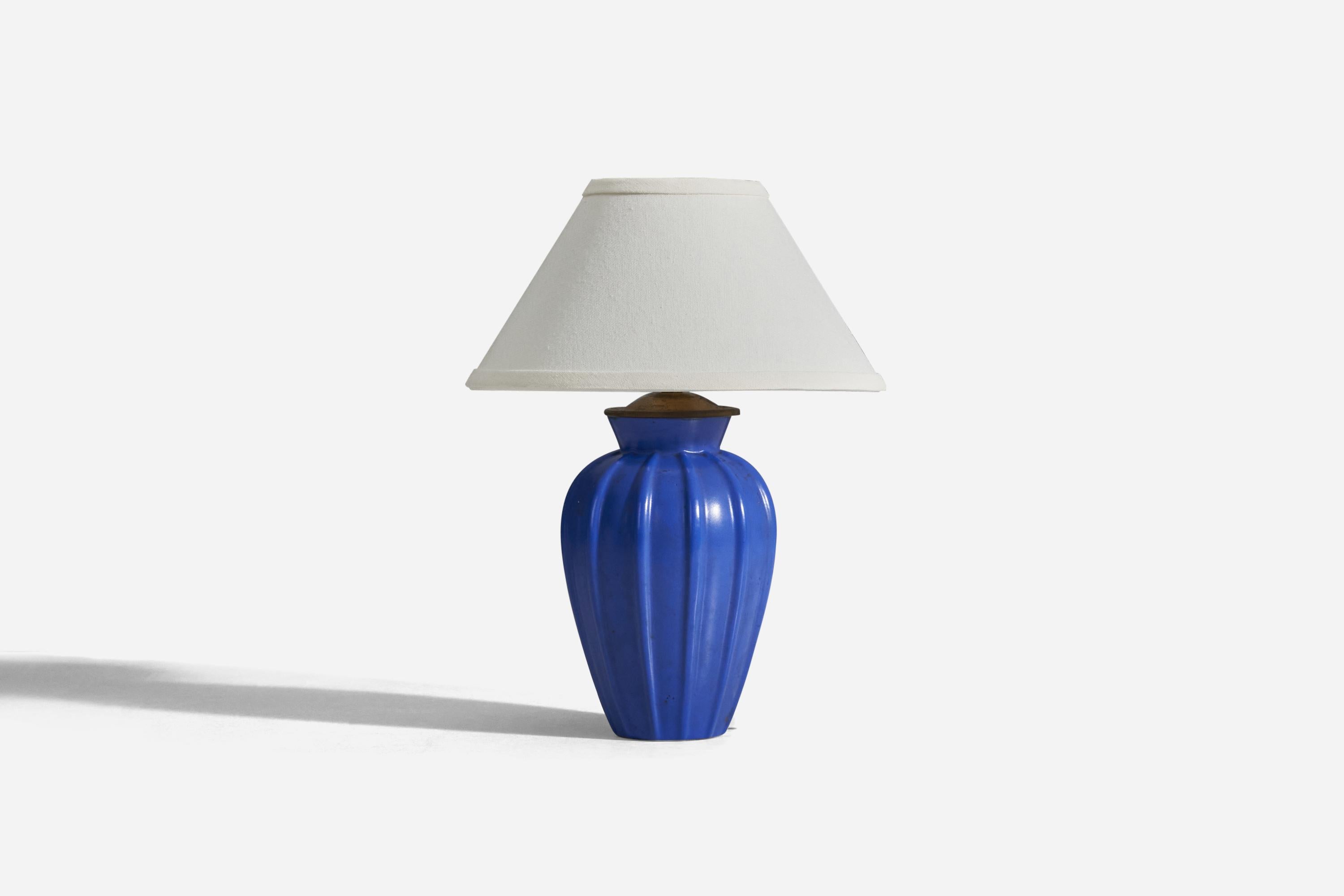 Lampe de table en faïence émaillée bleue et laiton, conçue et produite par Upsala-Ekeby, Suède, années 1940.

Vendu sans abat-jour
Dimensions de la lampe (pouces) : 11.18 x 5.56 x 5.56 (Hauteur x Largeur x Profondeur)
Dimensions de l'abat-jour