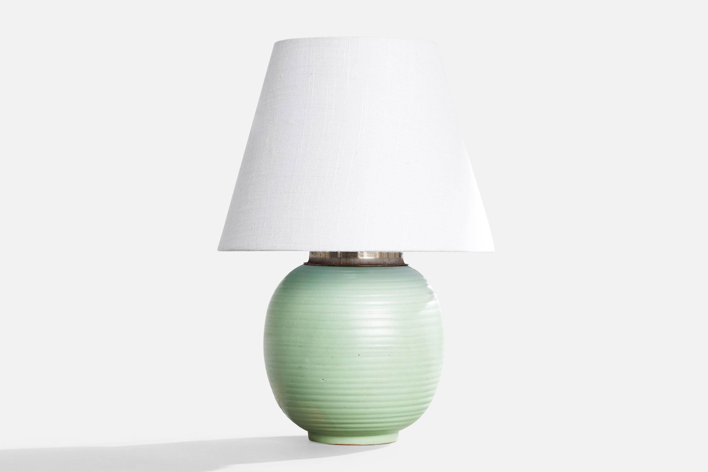 Lampe de table en céramique émaillée verte et en métal produite par Upsala Ekeby, Suède, c. 1930.

Dimensions de la lampe (pouces) : 9.6