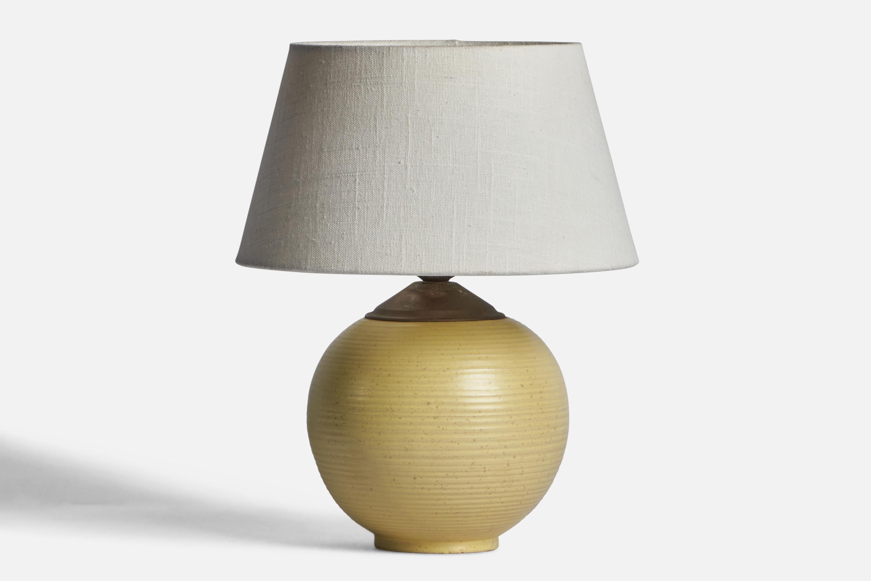 Lampe de table en faïence émaillée jaune et en laiton, conçue et produite par Upsala Ekeby, années 1930. 

Dimensions de la lampe (pouces) : 9.75