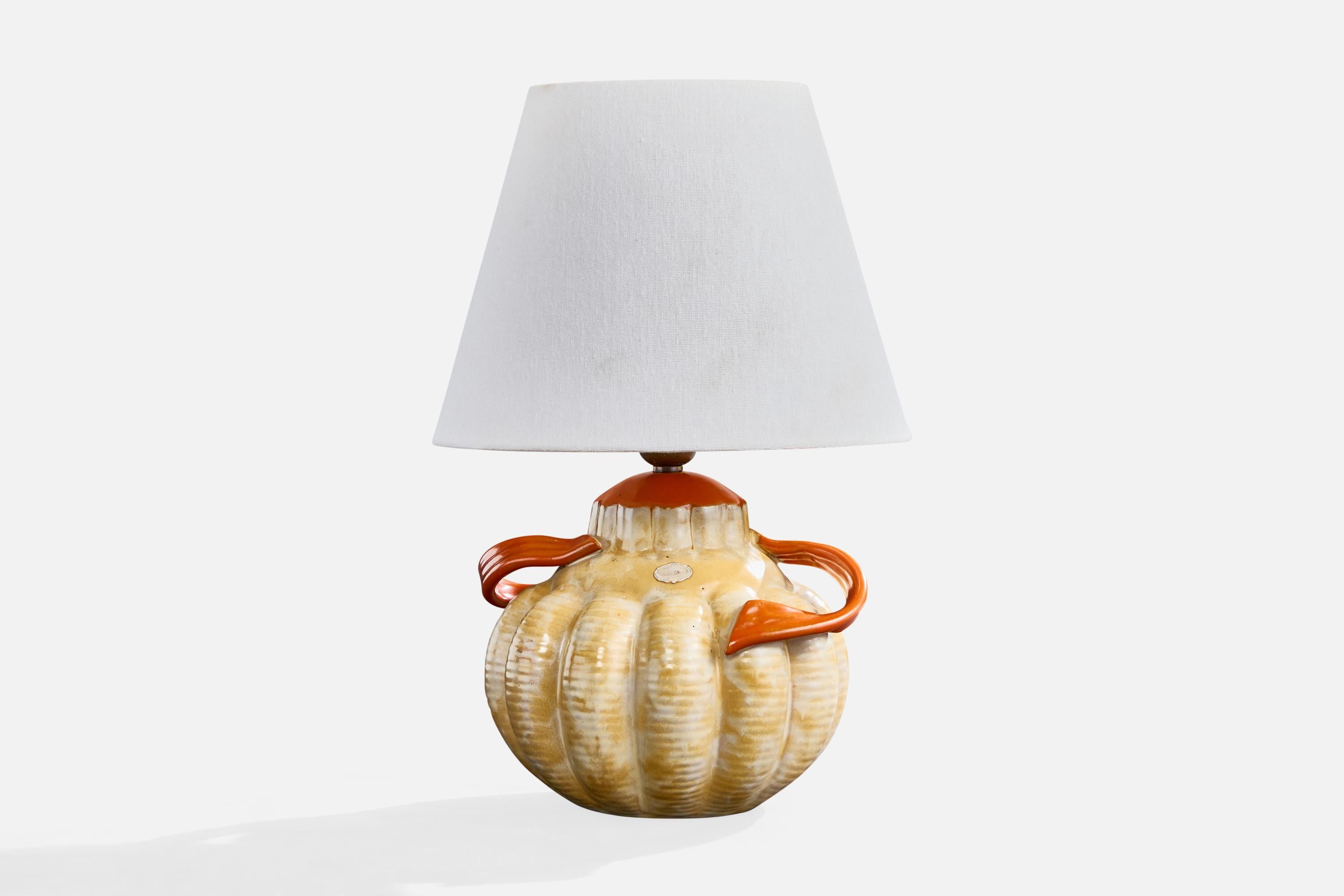 Lampe de table en céramique émaillée beige-orange et en laiton, conçue et produite en Suède, c.C. 1930.

Dimensions de la lampe (pouces) : 9.5 
