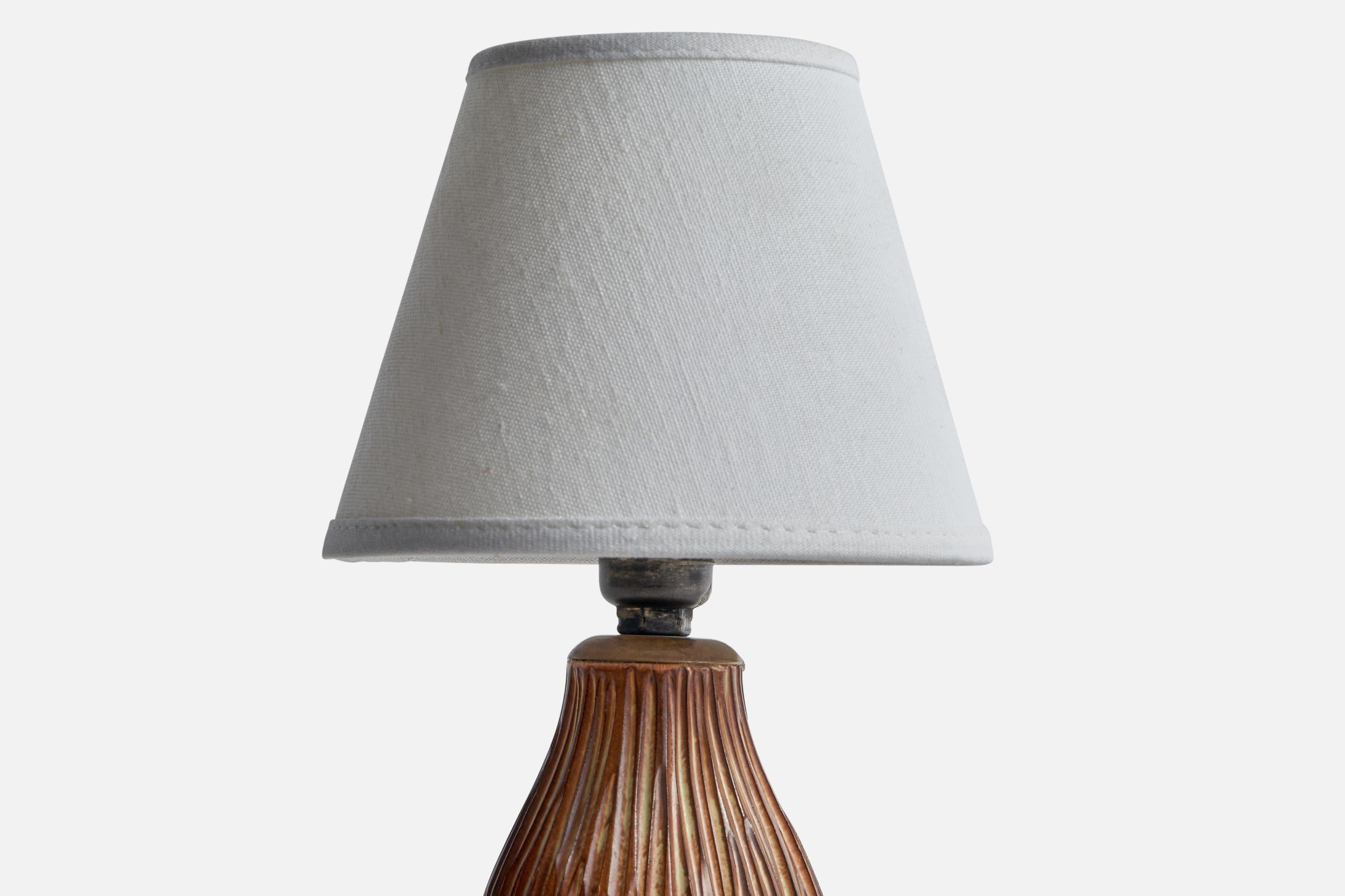 Upsala Ekeby, Table Lamp, Earthenware, Brass, Sweden, 1950s In Good Condition For Sale In High Point, NC