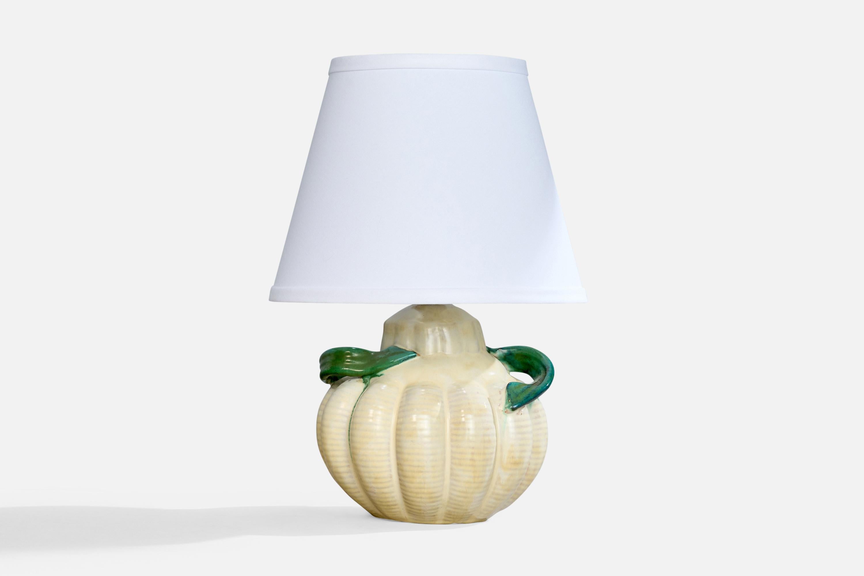 Lampe de table en faïence émaillée blanc-crème et vert produite par Upsala-Ekeby, Suède, c. 1930.

Dimensions de la lampe (pouces) : 10.06