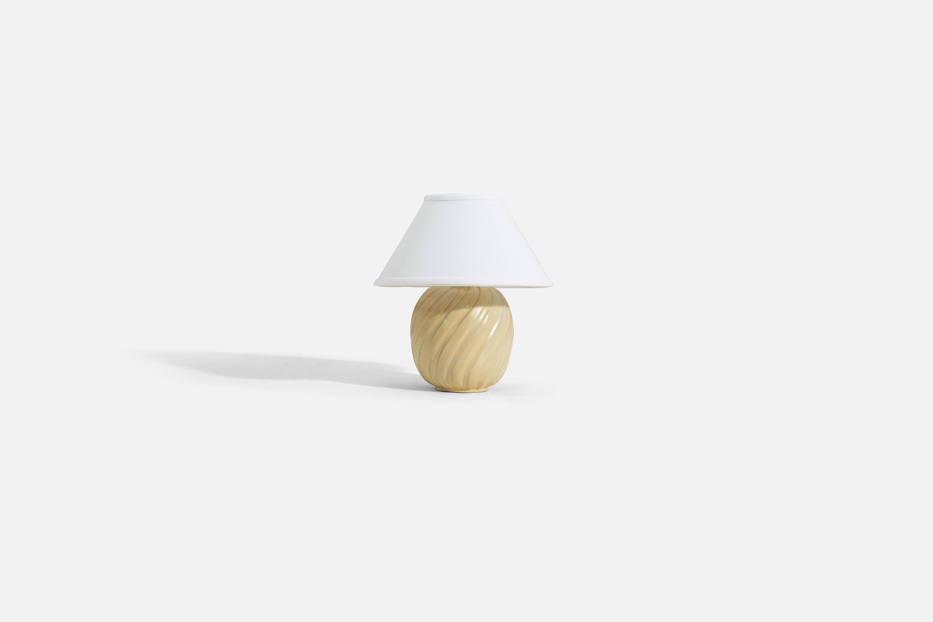 Lampe de table en faïence à glaçure jaune produite par Upsala-Ekeby, Suède, années 1930-1940. 

Les mesures indiquées sont celles de la lampe. Vendu sans abat-jour. 

Les dimensions ci-dessous sont données à titre indicatif :
Abat-jour : 4,5 x