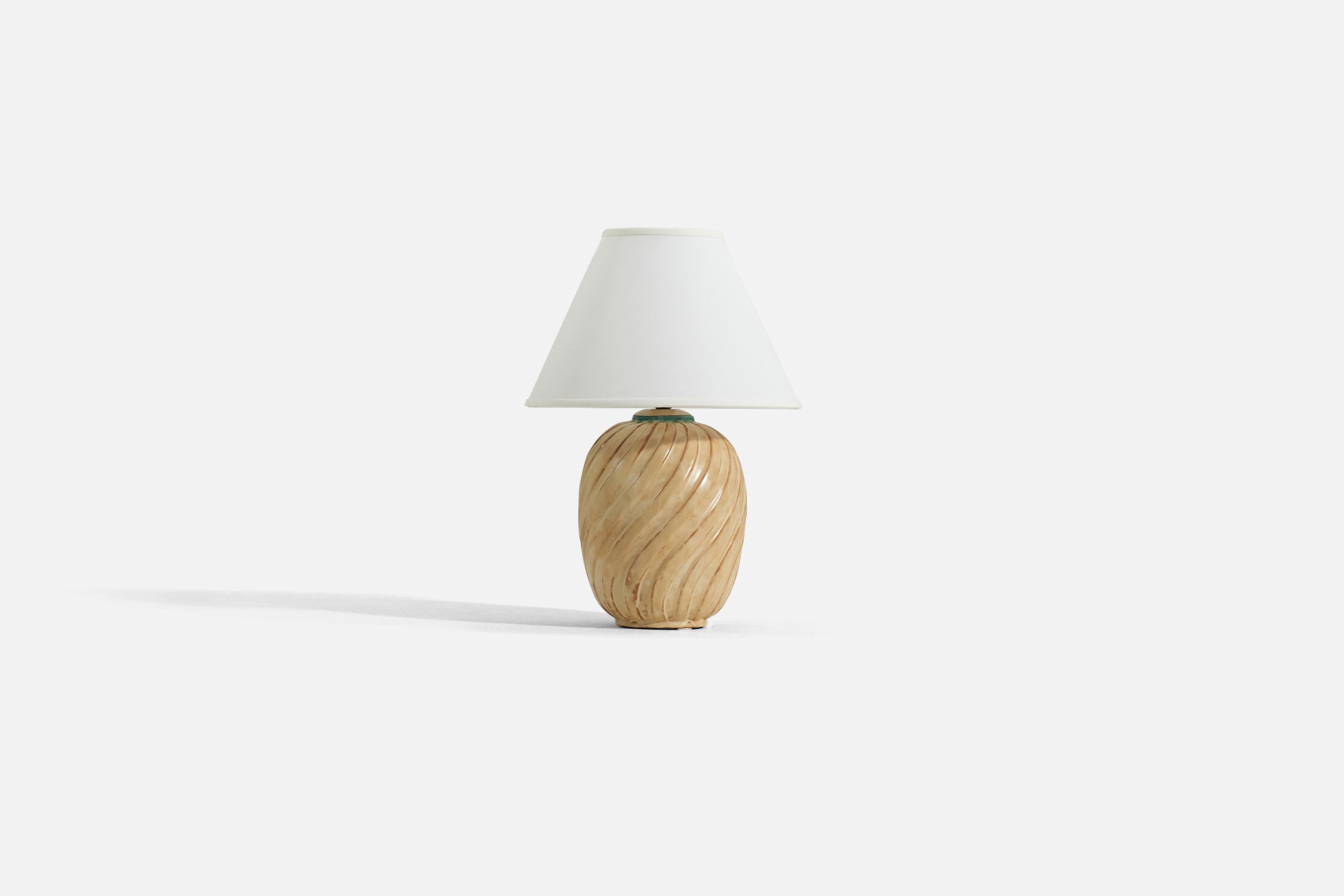 Beige und grün glasierte Steingut-Tischlampe, hergestellt von Upsala-Ekeby, Schweden, 1930er-1940er Jahre. 

Die angegebenen Maße beziehen sich auf die Lampe ohne Lampenschirm. Verkauft ohne Lampenschirm.
Schirm : 5 x 12,25 x 8,75
Lampe mit