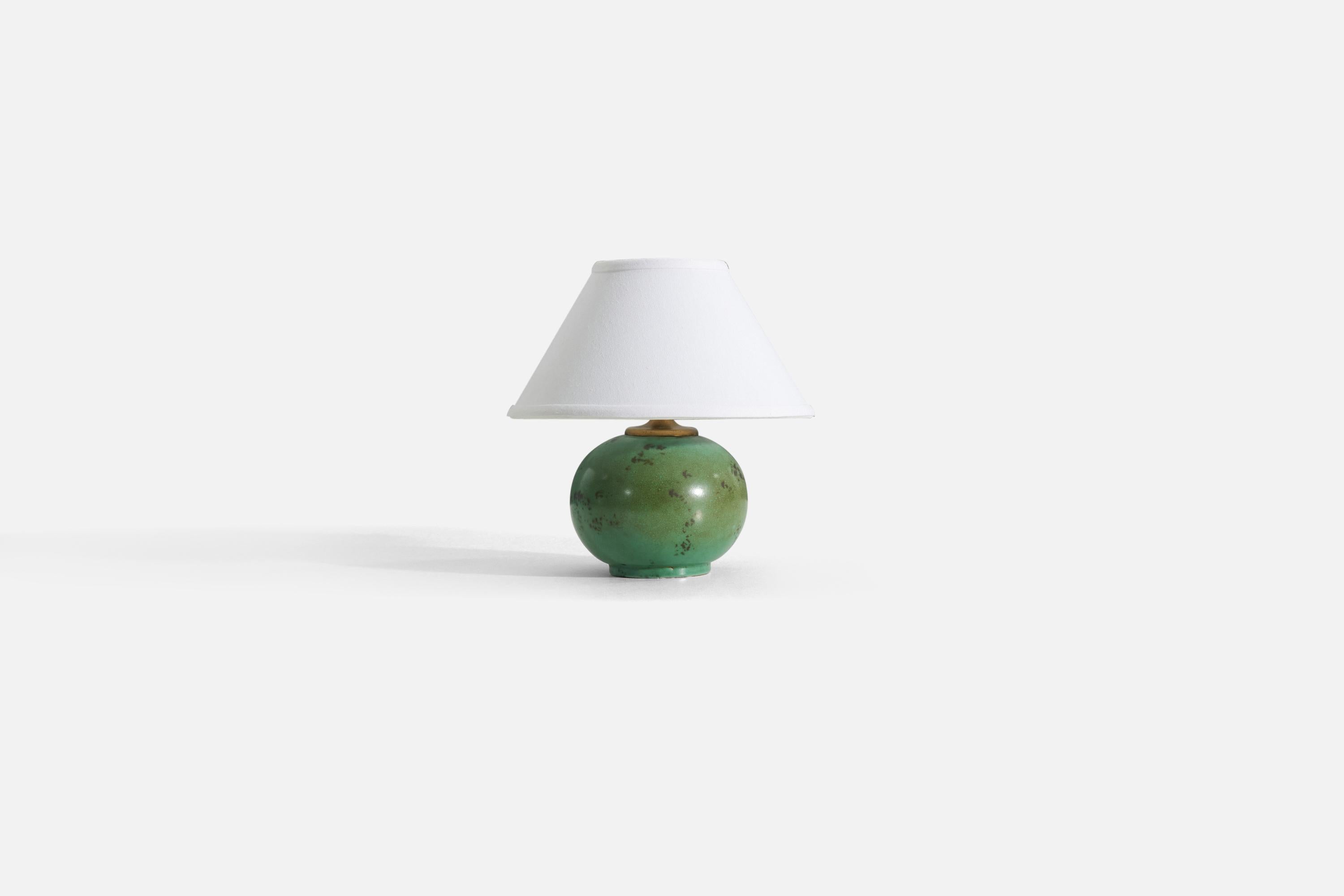 A green-glazed earthenware Modernist table lamp by Upsala-Ekeby, Sweden, 1930s.

Measurements listed are of lamp. Sold without lampshade.

For reference

Shade : 4.5 x 10.25 x 6
Lamp with shade : 10.5 x 10.25 x 10.25.
