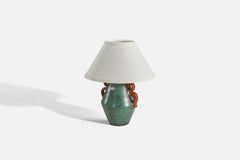 Upsala Ekeby, lampada da tavolo, terracotta smaltata verde e rossa, ottone, Svezia, anni '40
