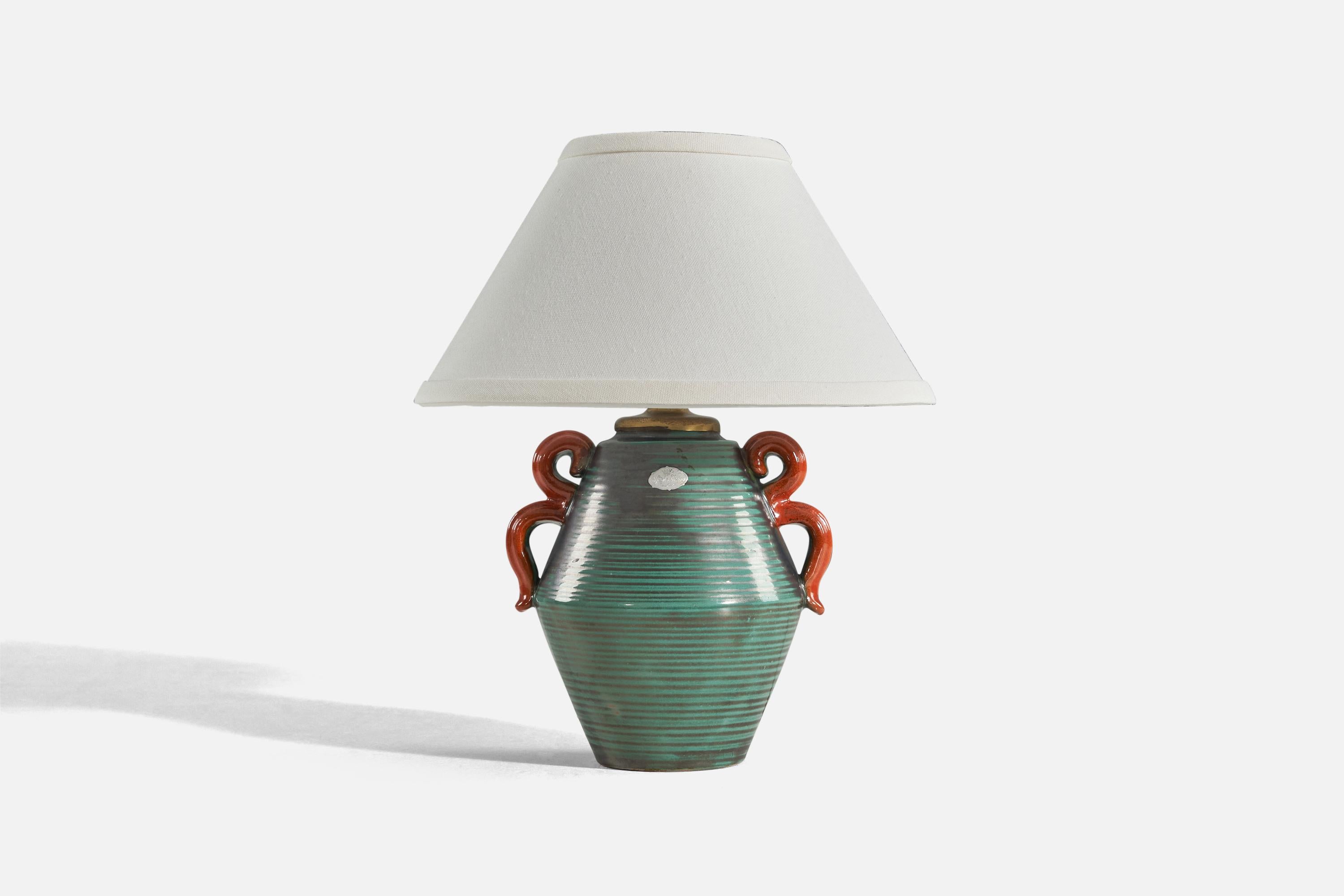 Scandinave moderne Lampe de bureau Upsala-Ekeby, faïence verte et émaillée rouge, laiton, Suède, années 1940 en vente