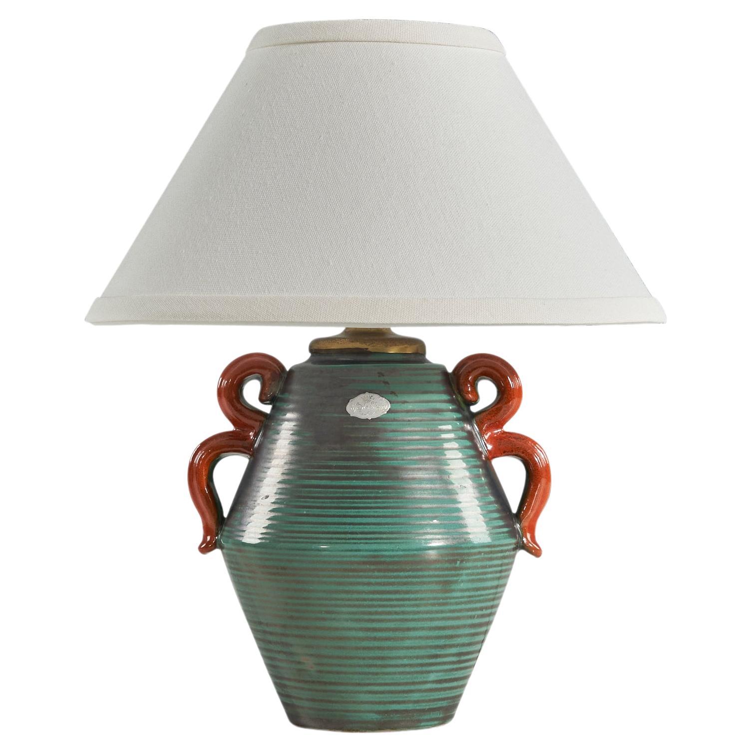 Lampe de bureau Upsala-Ekeby, faïence verte et émaillée rouge, laiton, Suède, années 1940 en vente