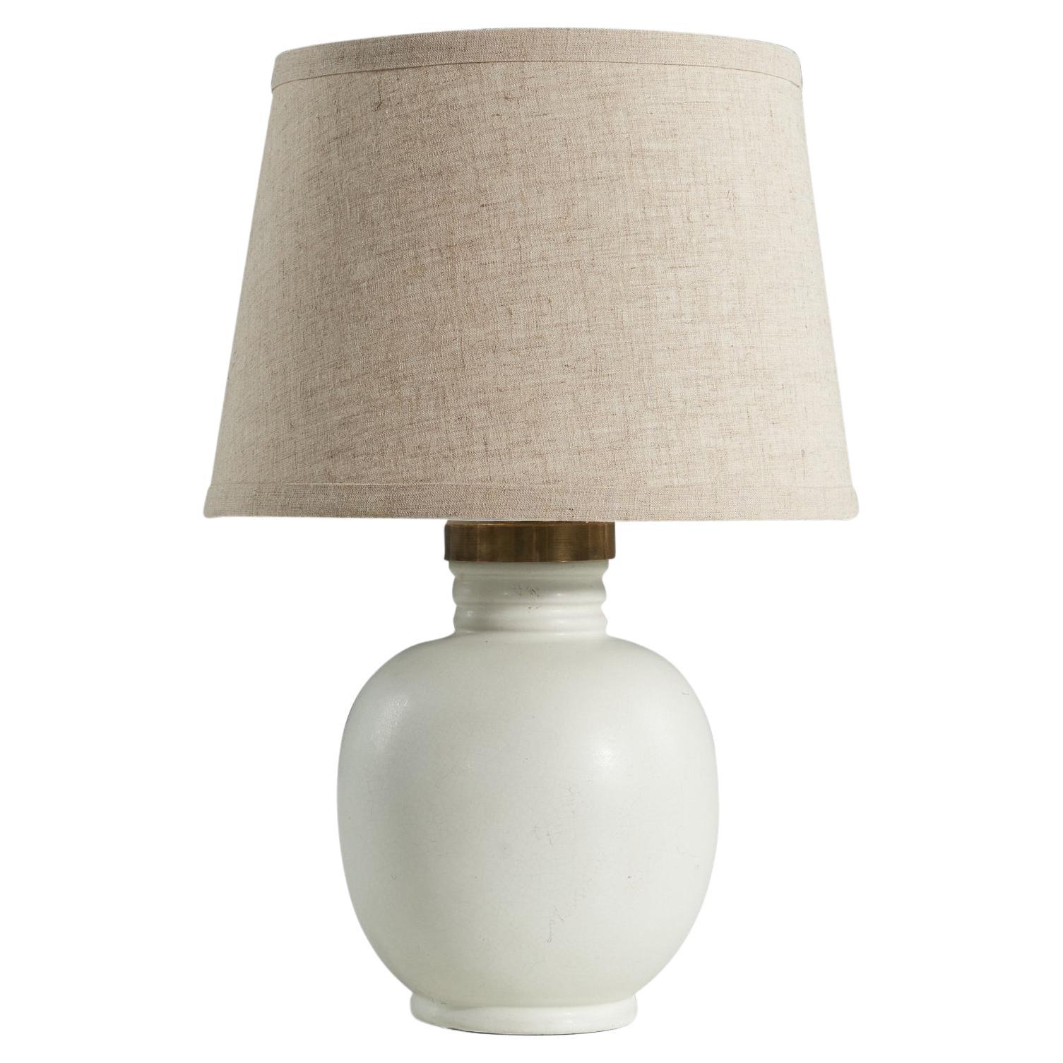Upsala Ekeby, lampada da tavolo, terracotta smaltata bianca, ottone, Svezia, anni '40