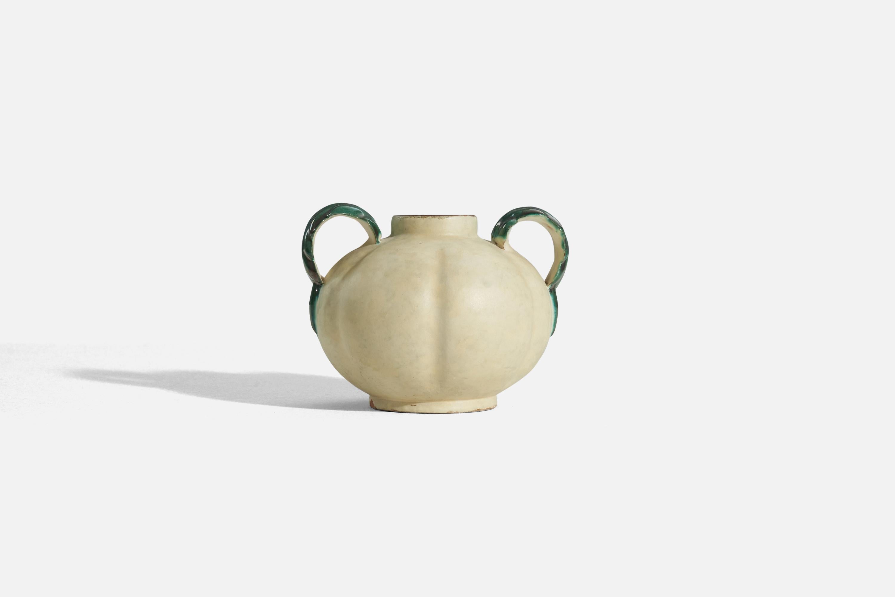 Vase en faïence émaillée beige et verte, conçu et produit par Upsala-Ekeby, Suède, années 1940.
 