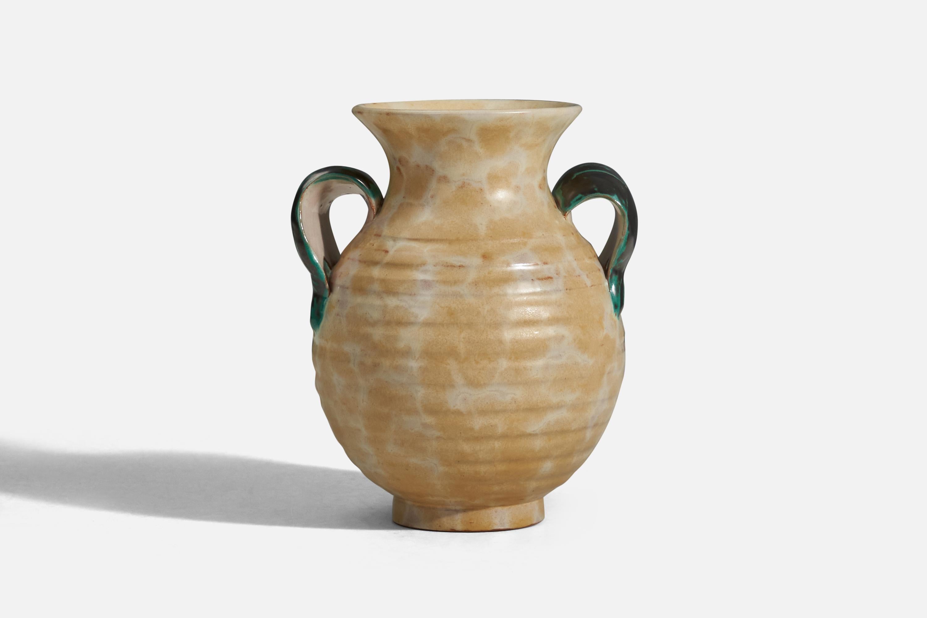 Un vase en faïence émaillée beige et verte conçu et produit par Upsala-Ekeby, Suède, années 1940.