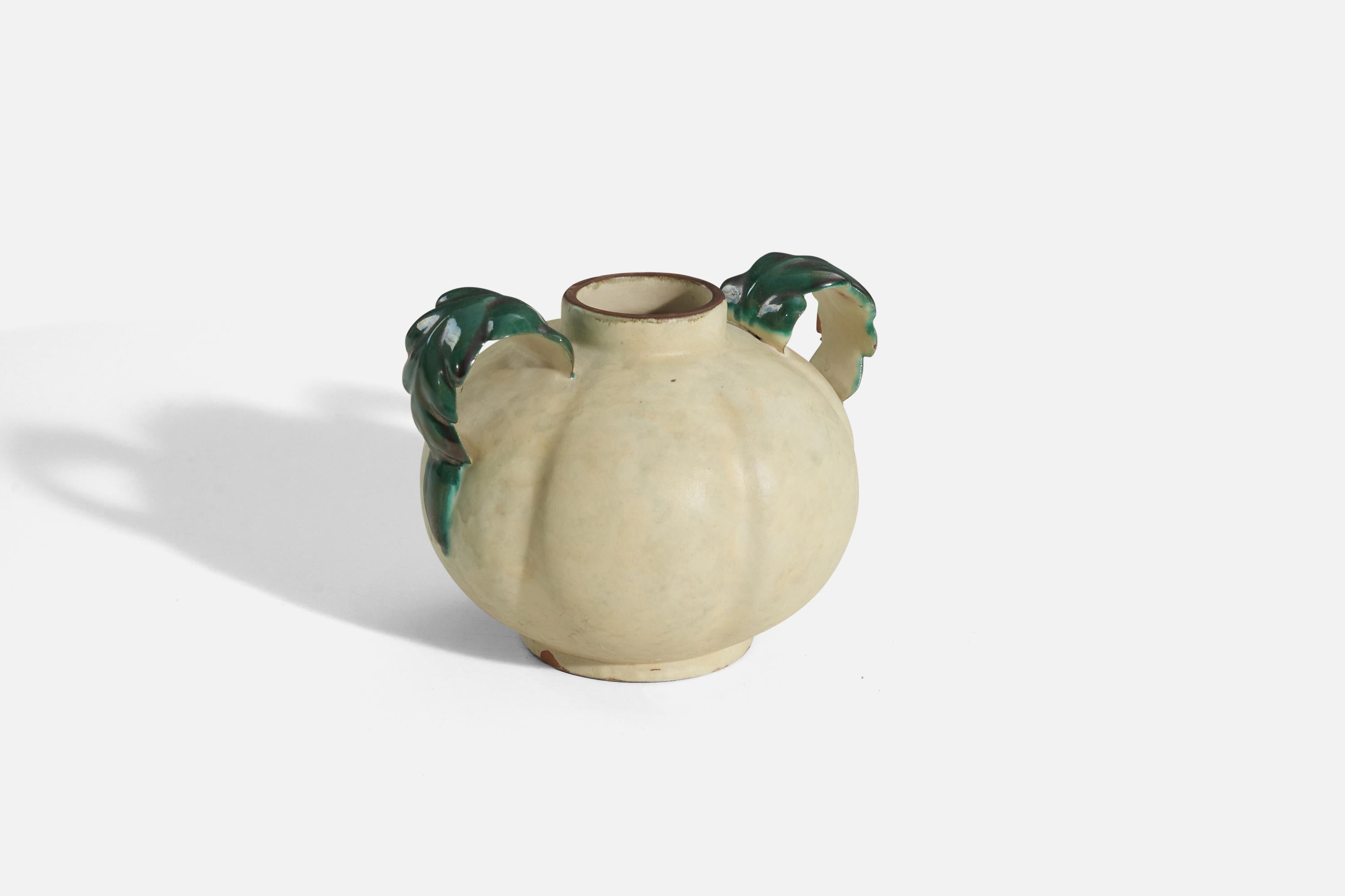 Art déco Vase en faïence vernissée beige et vert de Upsala-Ekeby, Suède, années 1940 en vente