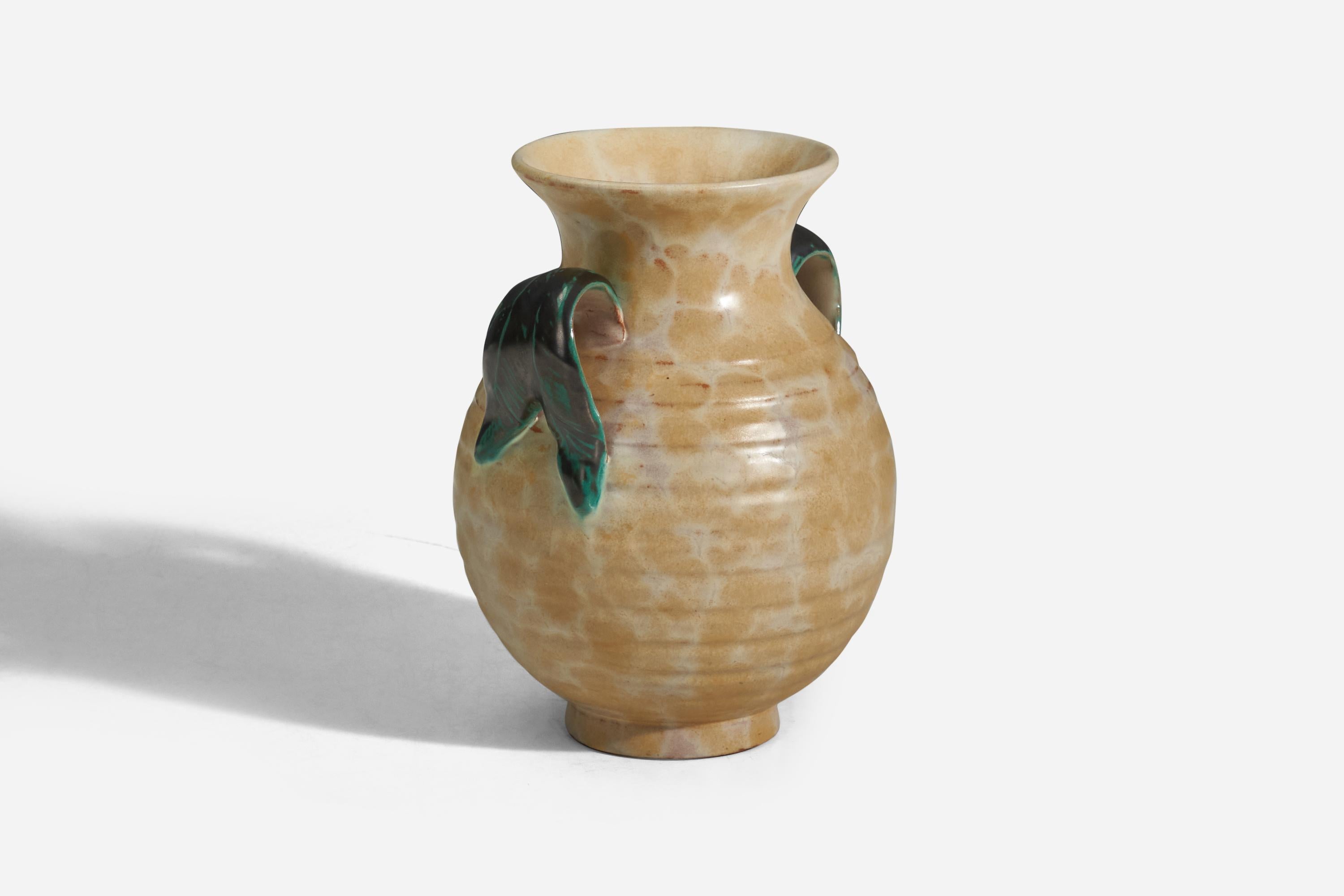 Scandinave moderne Vase en faïence émaillée beige et vert de Upsala-Ekeby, Suède, années 1940 en vente
