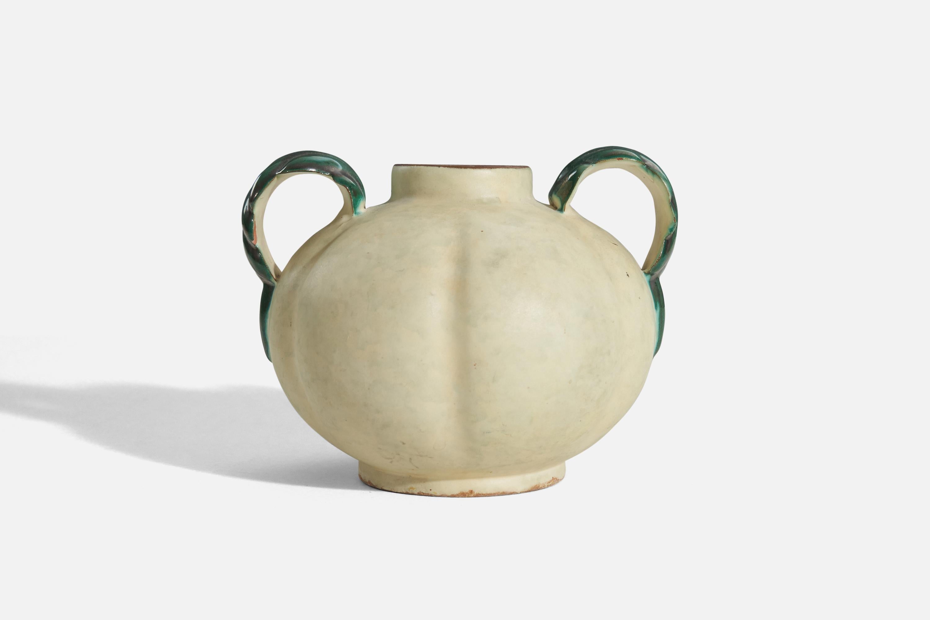 Suédois Vase en faïence vernissée beige et vert de Upsala-Ekeby, Suède, années 1940 en vente